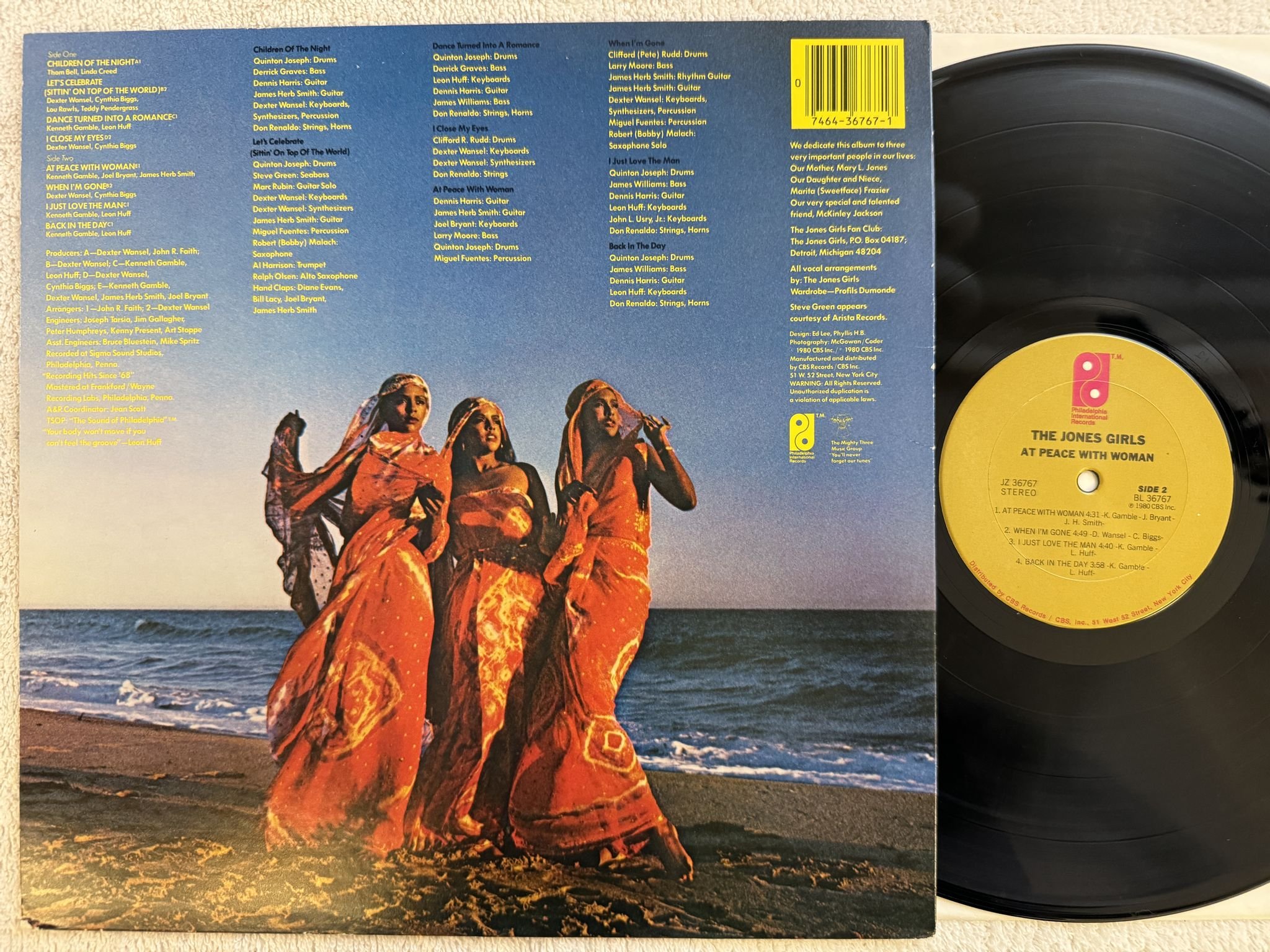 Omslagsbild för skivan THE JONES GIRLS at peace with woman LP -80 JZ 36767 Philadelphia Intern. Records