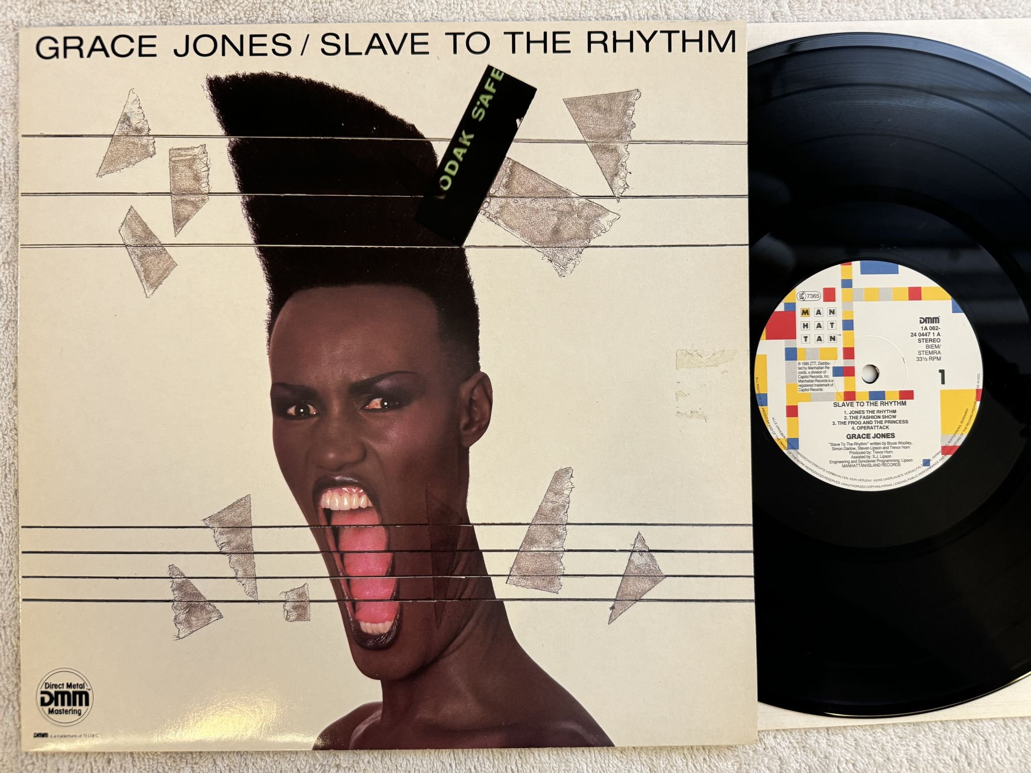 Omslagsbild för skivan GRACE JONES slave to the rhythm LP -85 24 0447 1 Manhattan Records
