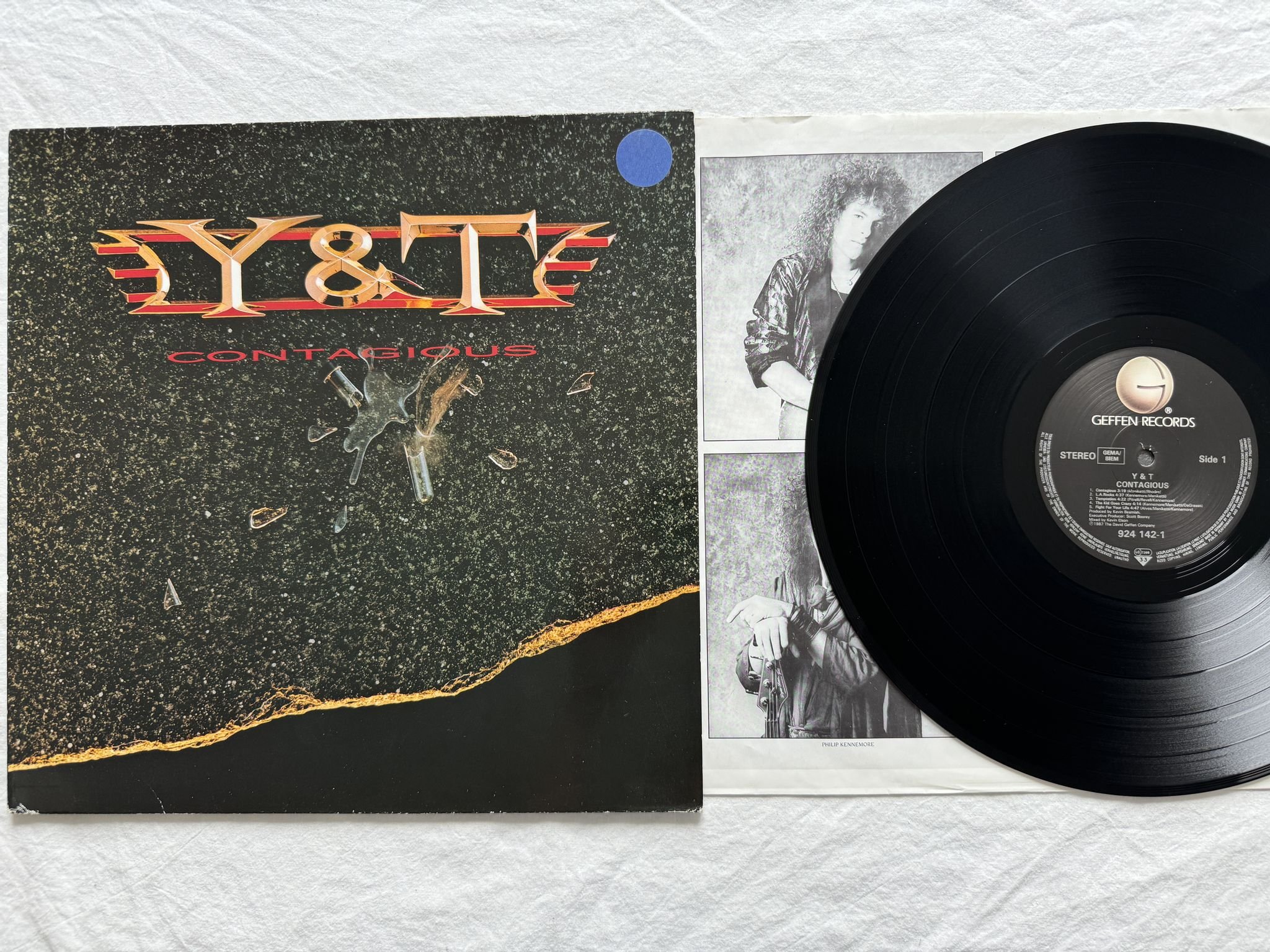 Omslagsbild för skivan Y & T contagious LP -87 924 142-1 Geffen Records