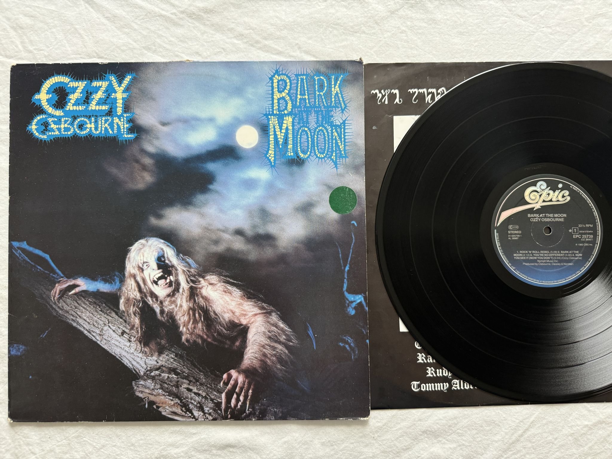 Omslagsbild för skivan OZZY OSBOURNE bark at the moon LP -83 EPIC 25739