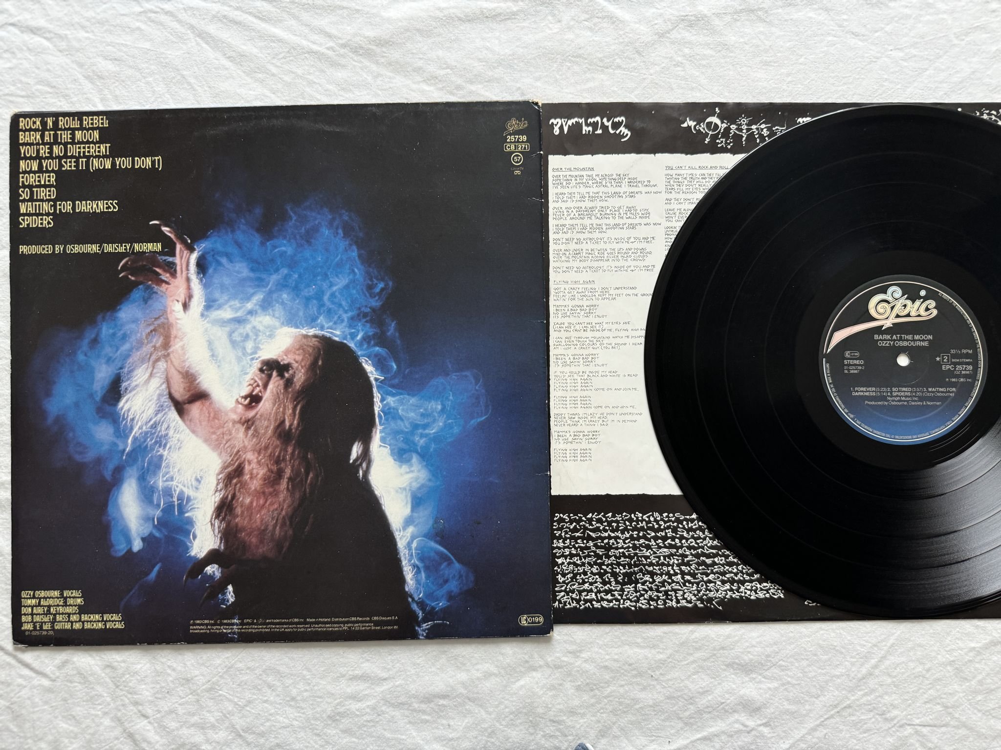Omslagsbild för skivan OZZY OSBOURNE bark at the moon LP -83 EPIC 25739