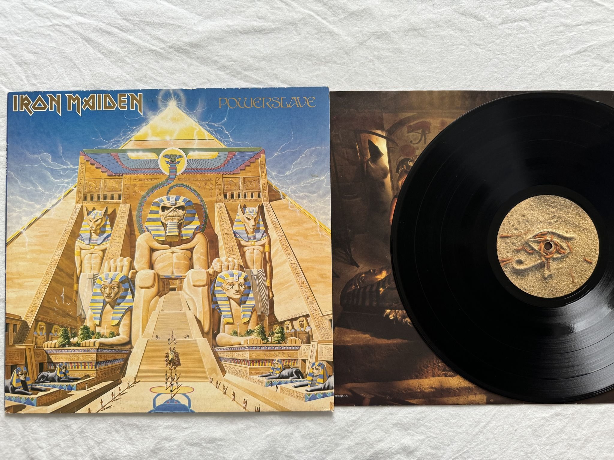 Omslagsbild för skivan IRON MAIDEN powerslave LP -84 1C 24 0200 1 EMI