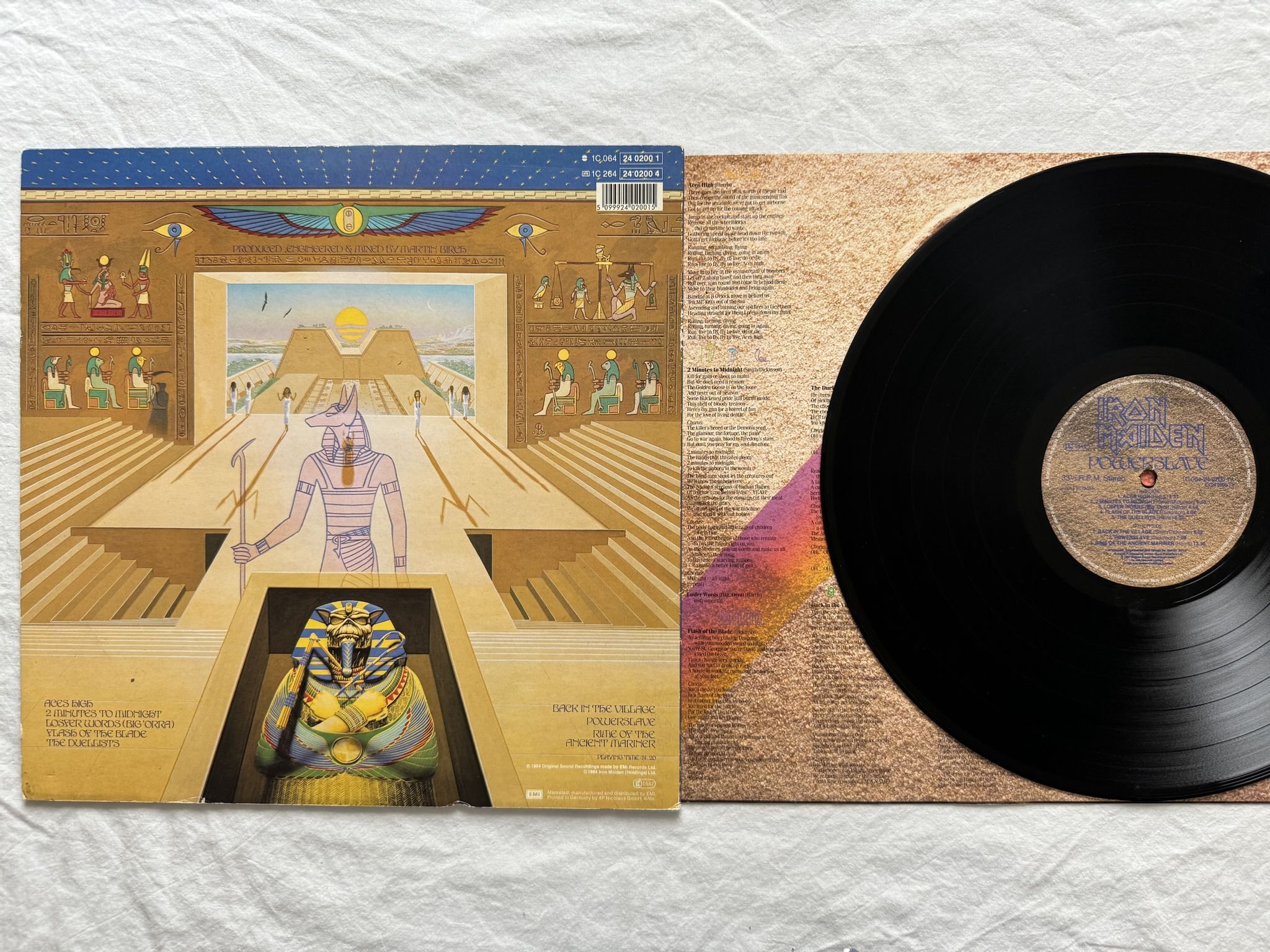 Omslagsbild för skivan IRON MAIDEN powerslave LP -84 1C 24 0200 1 EMI