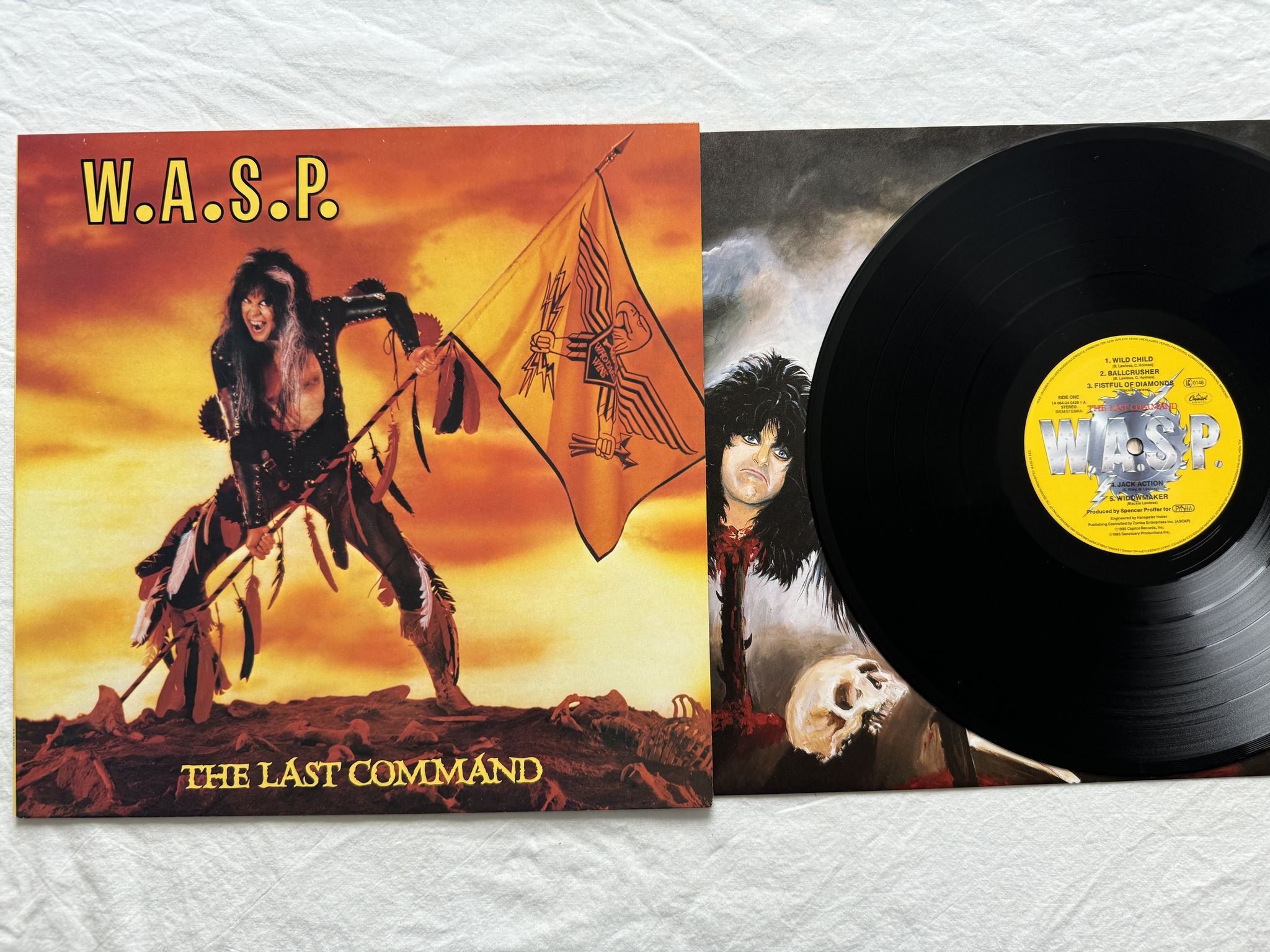 Omslagsbild för skivan W.A.S.P. the last command LP -85 24 0429 1 Capitol Records