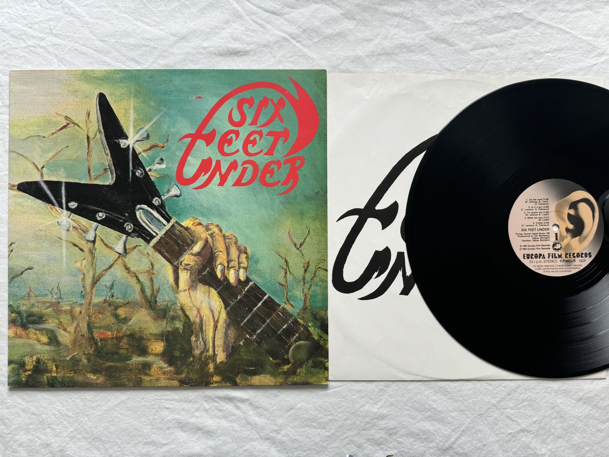Omslagsbild för skivan SIX FEET UNDER six feet under LP -83 SWE ELP 5012 Europa Film Records