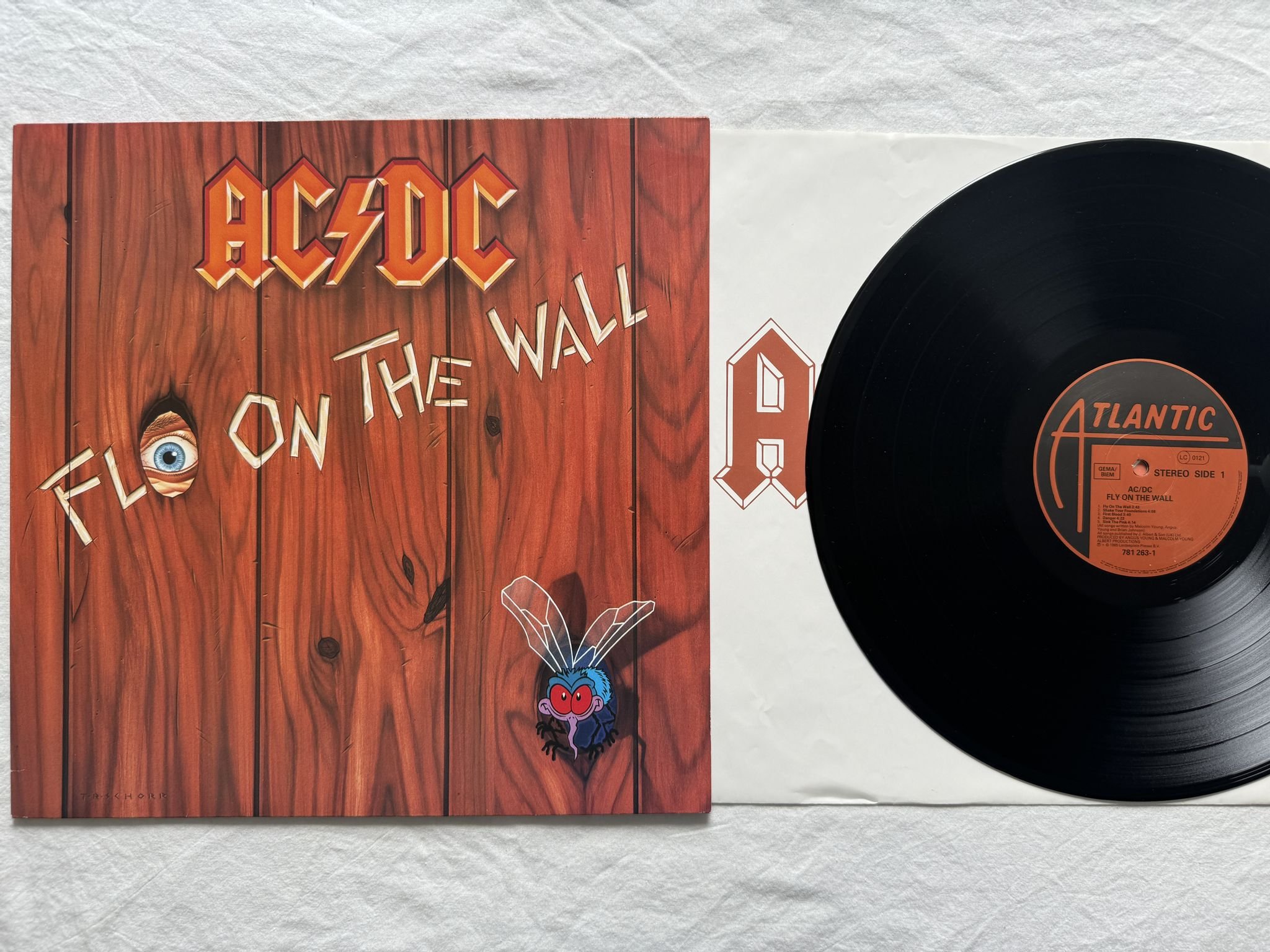 Omslagsbild för skivan AC/DC fly on the wall LP -85 781 263-1 Atlantic