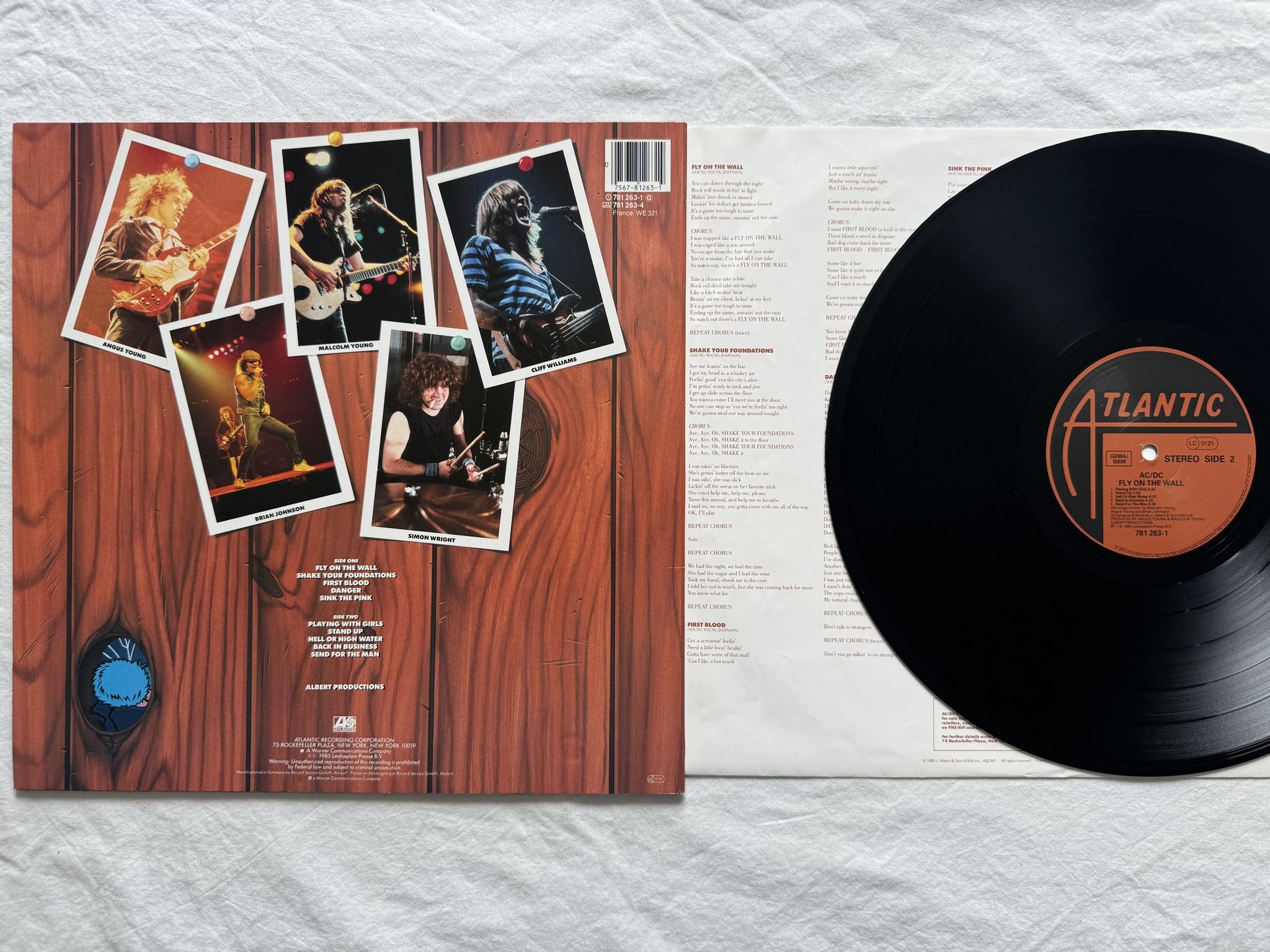 Omslagsbild för skivan AC/DC fly on the wall LP -85 781 263-1 Atlantic