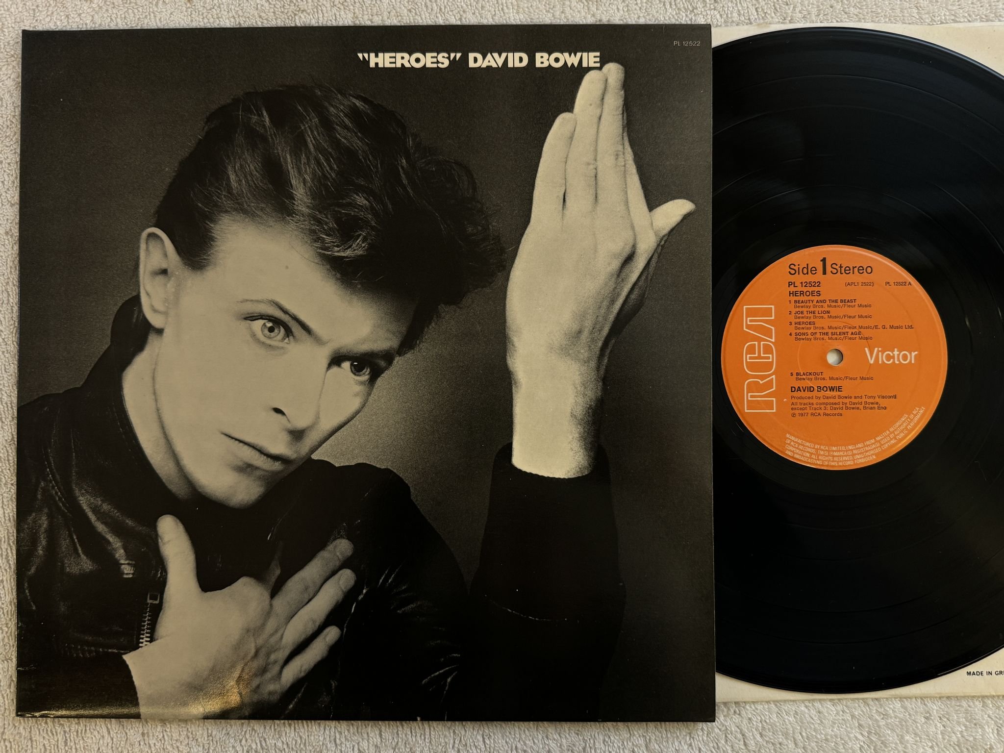 Omslagsbild för skivan DAVID BOWIE heroes LP -77 SWE PL 12522 RCA