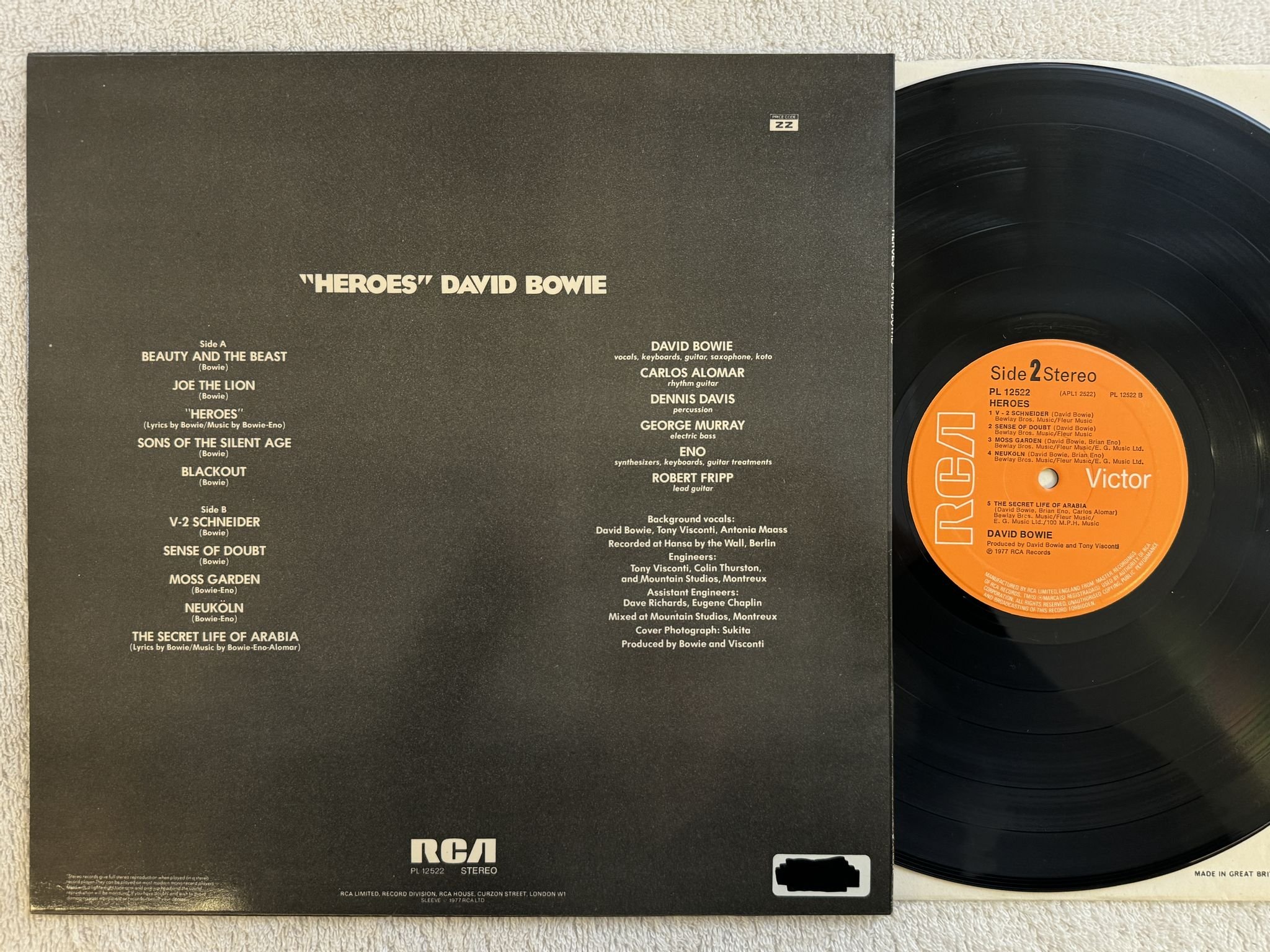 Omslagsbild för skivan DAVID BOWIE heroes LP -77 SWE PL 12522 RCA