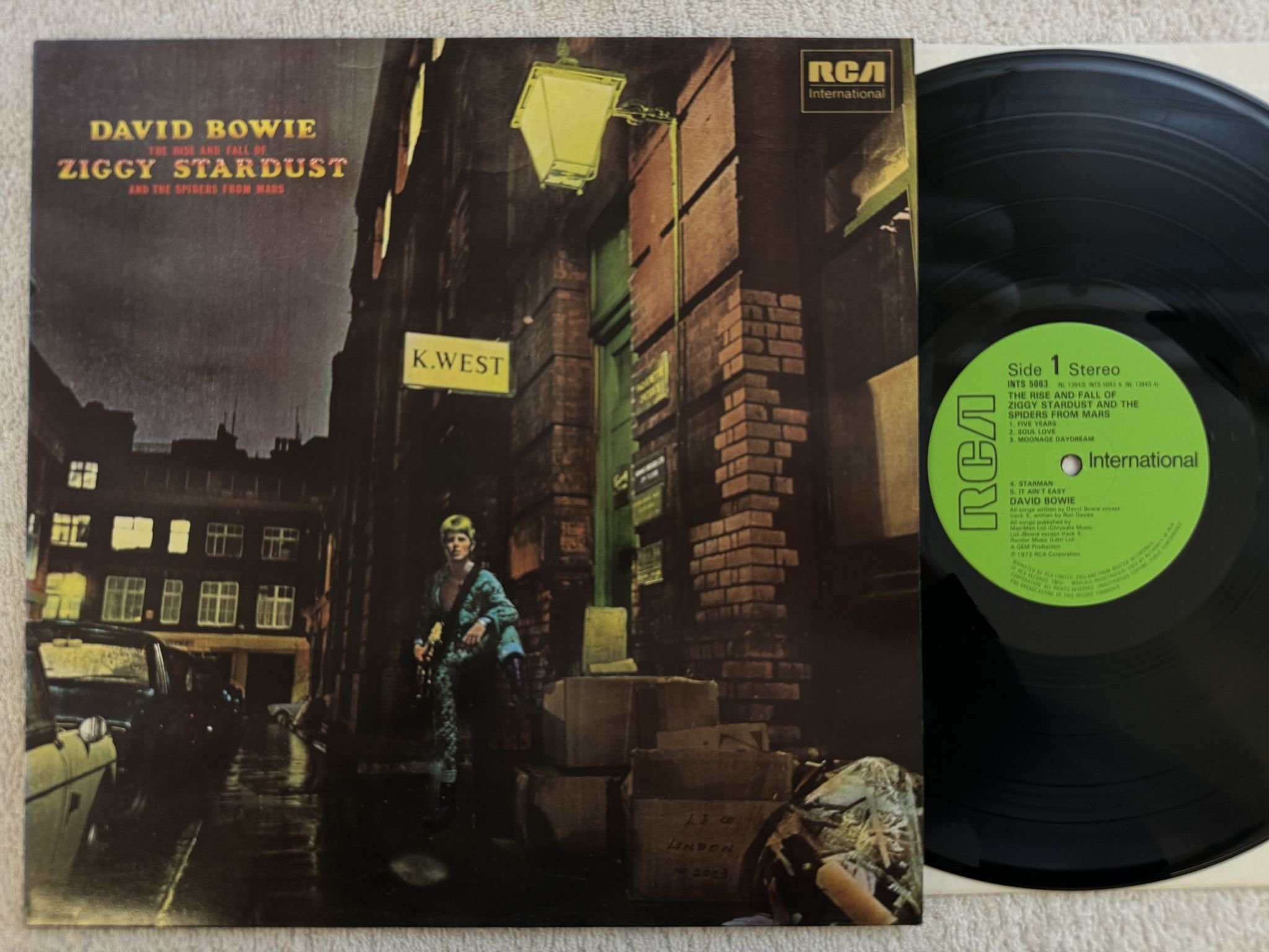 Omslagsbild för skivan DAVID BOWIE the rise and fall of ziggy.... LP -80 INTS 5063 RCA International