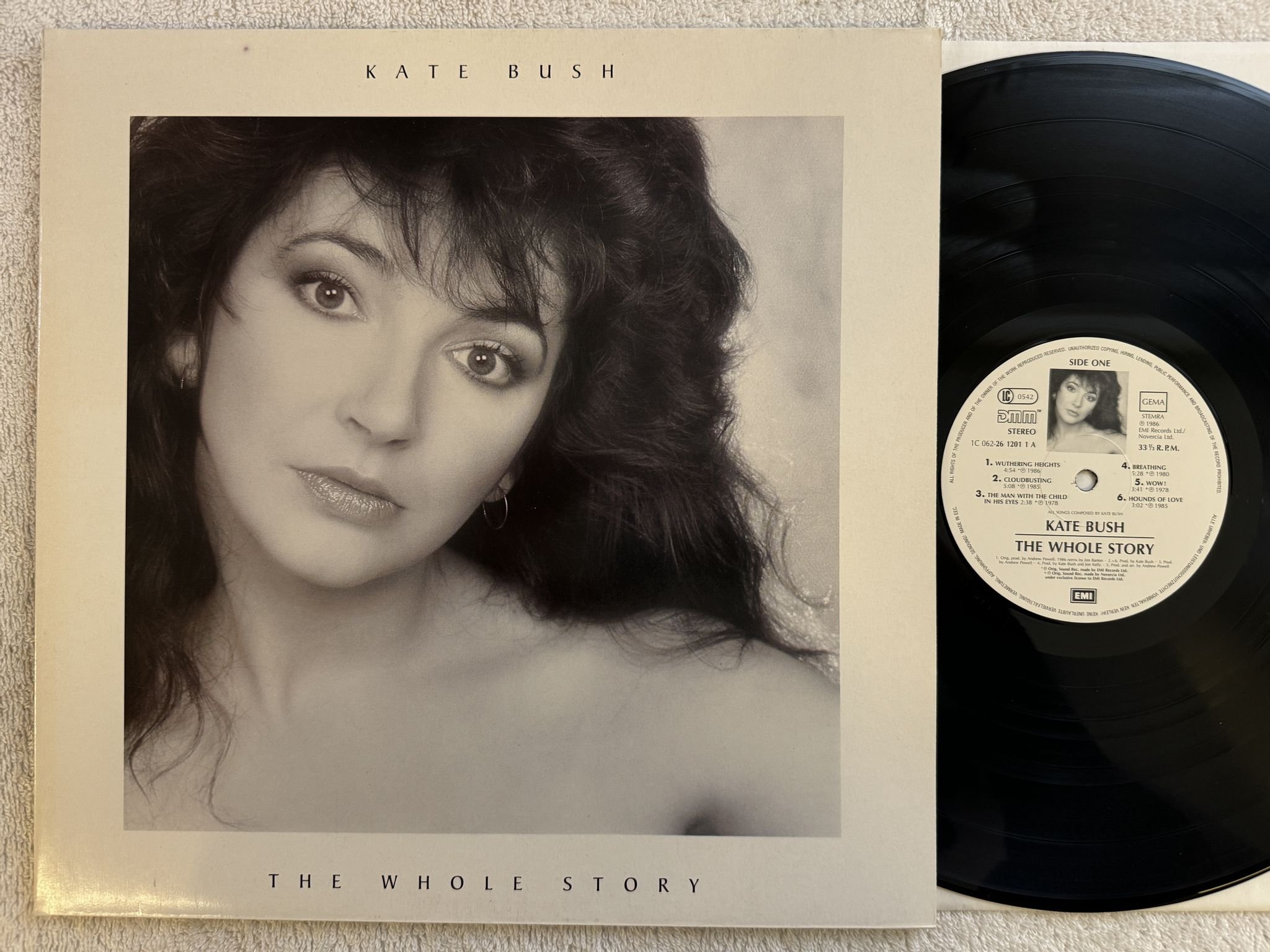 Omslagsbild för skivan KATE BUSH the whole story LP -86 KBTV 1 EMI