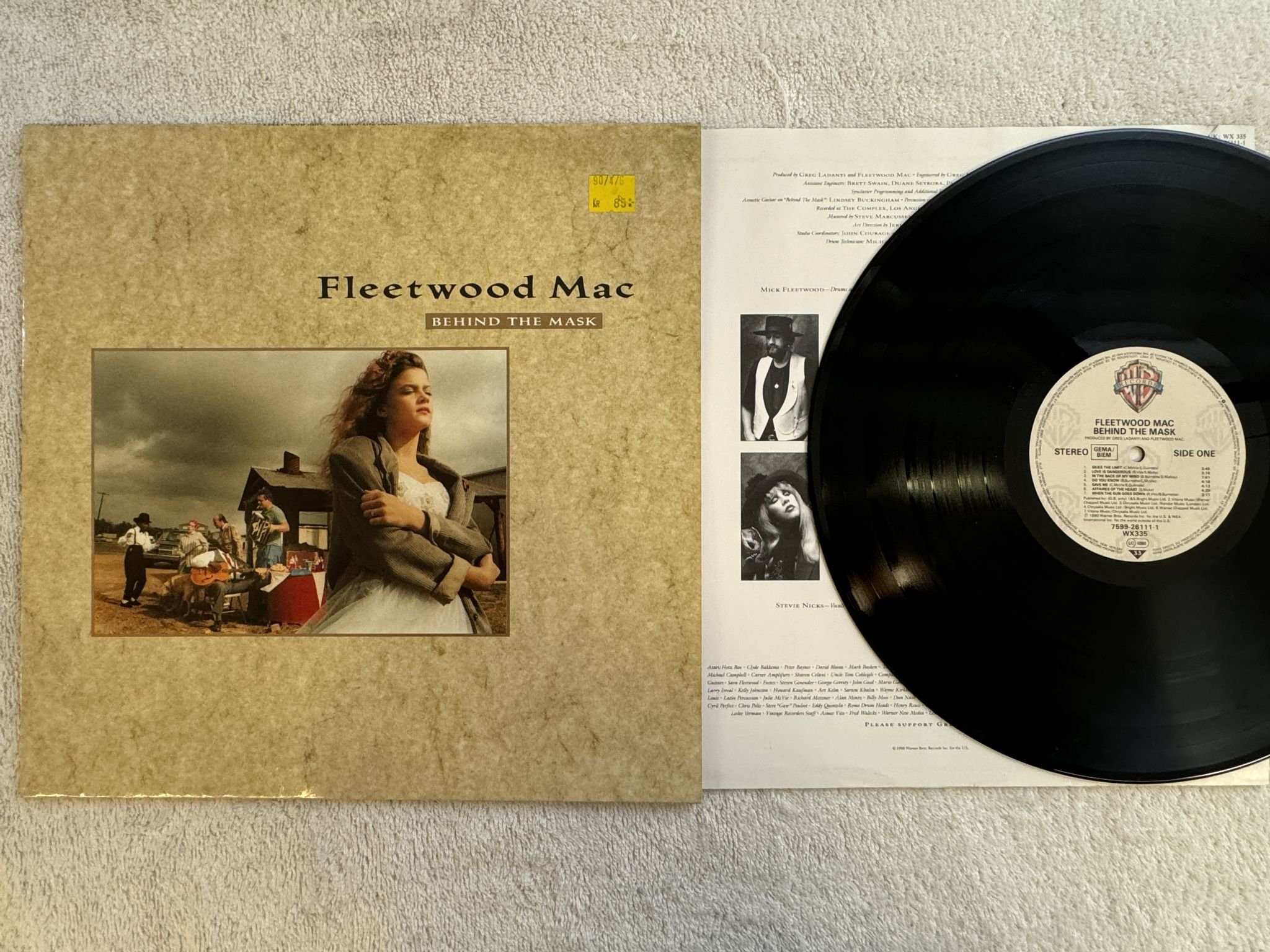 Omslagsbild för skivan FLEETWOOD MAC behind the mask LP -90 WX 335 Warner Bros. Records