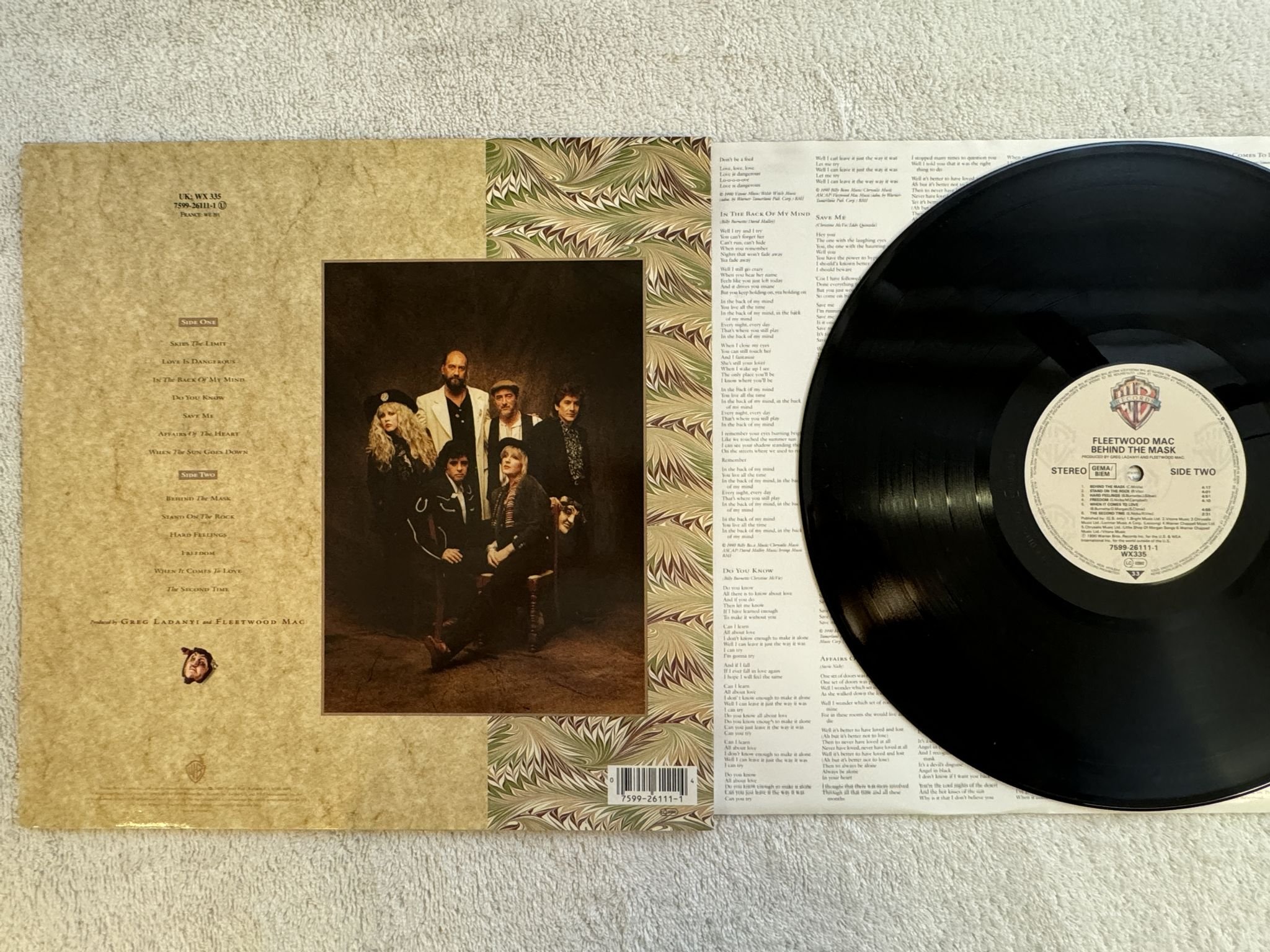 Omslagsbild för skivan FLEETWOOD MAC behind the mask LP -90 WX 335 Warner Bros. Records