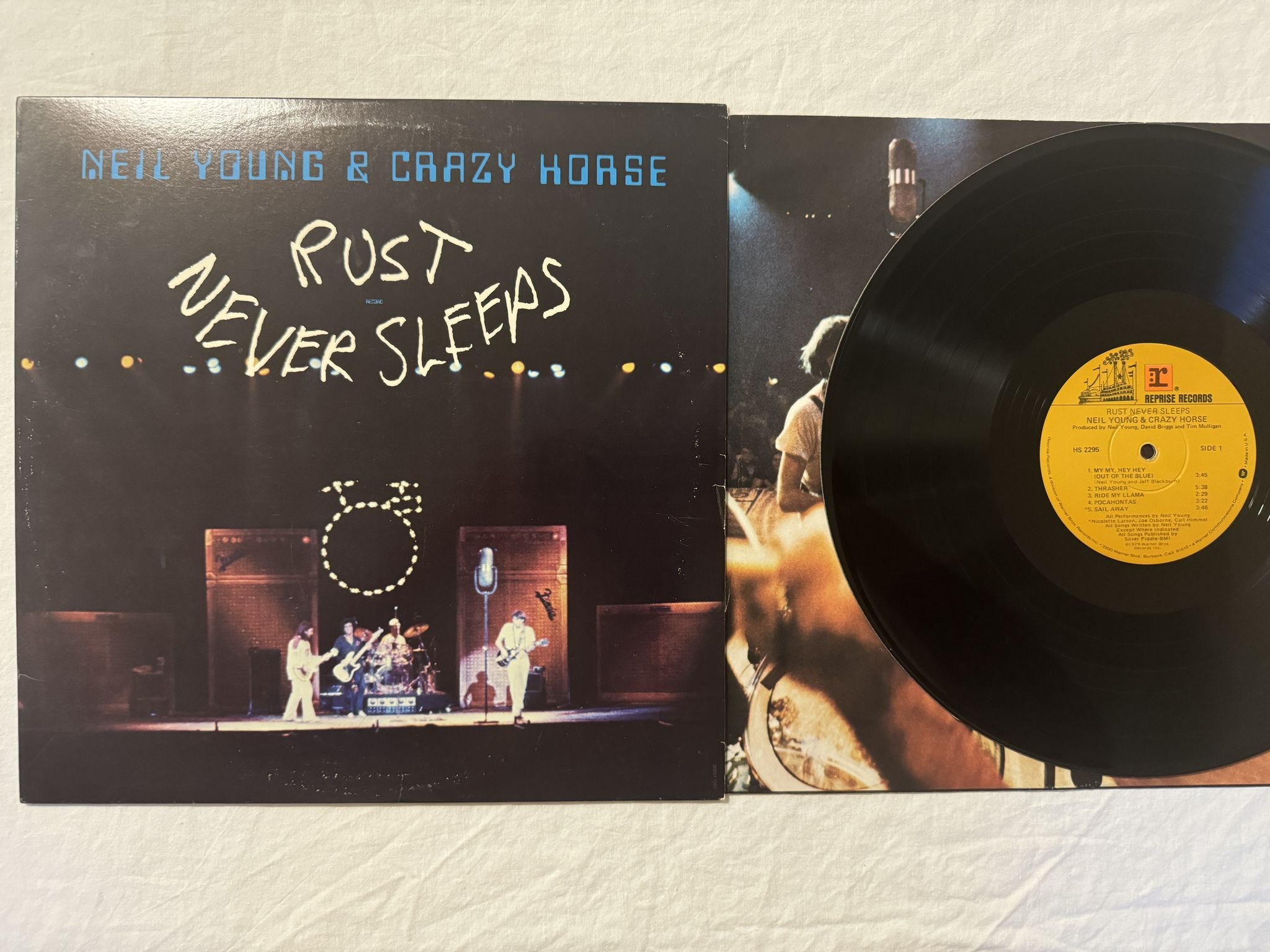 Omslagsbild för skivan NEIL YOUNG & CRAZY HORSE rust never sleeps LP -79 US HS 2295 Reprise Records
