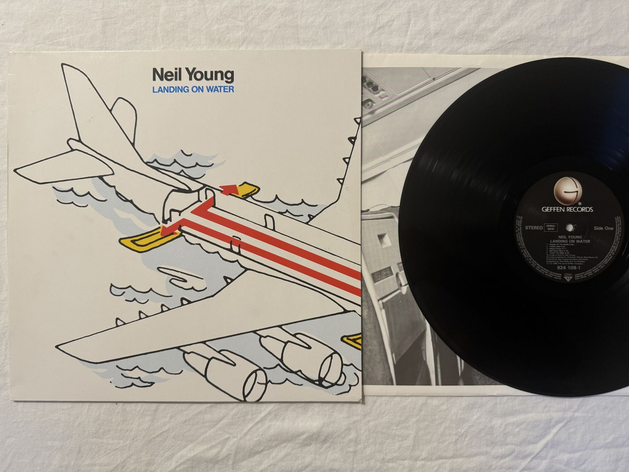 Omslagsbild för skivan NEIL YOUNG landing on water LP -86 924 109- 1 Greffen Records