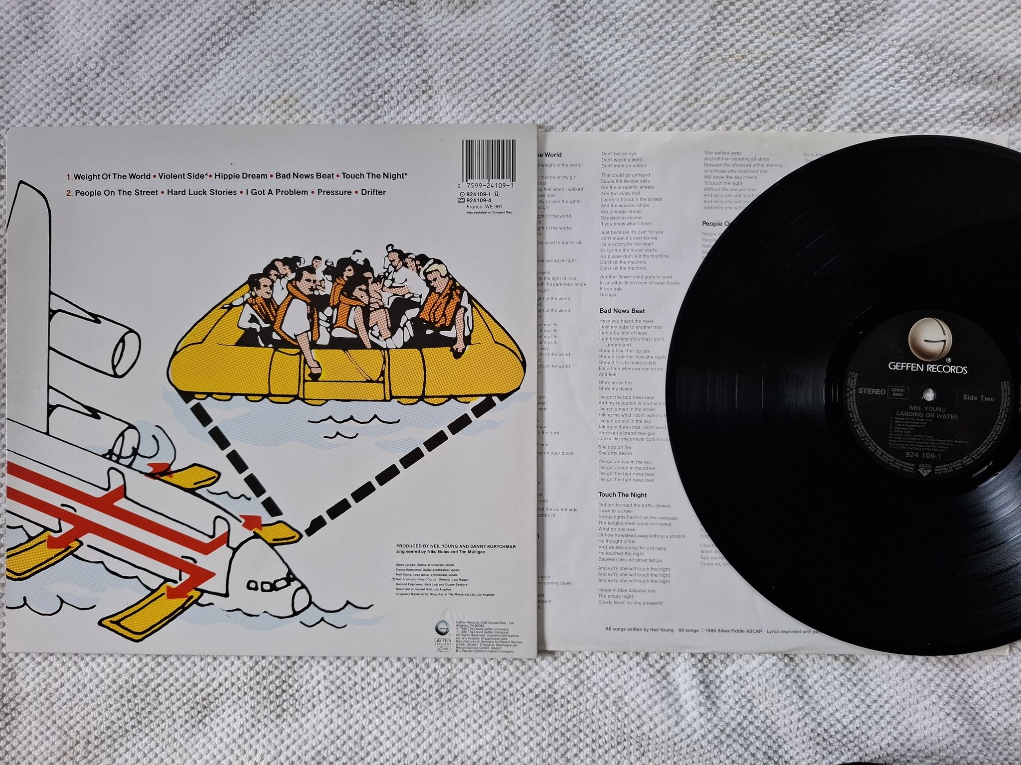 Omslagsbild för skivan NEIL YOUNG landing on water LP -86 924 109- 1 Greffen Records