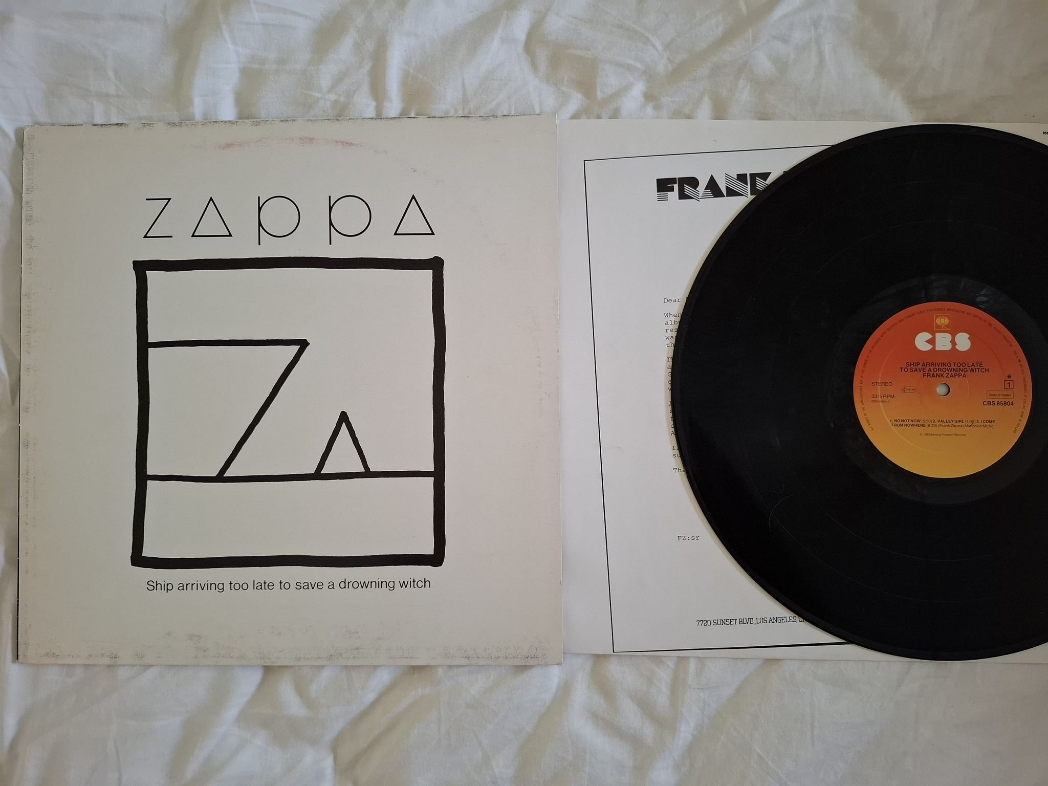 Omslagsbild för skivan ZAPPA ship arriving too late to save a drowning witch LP -82 85804 CBS