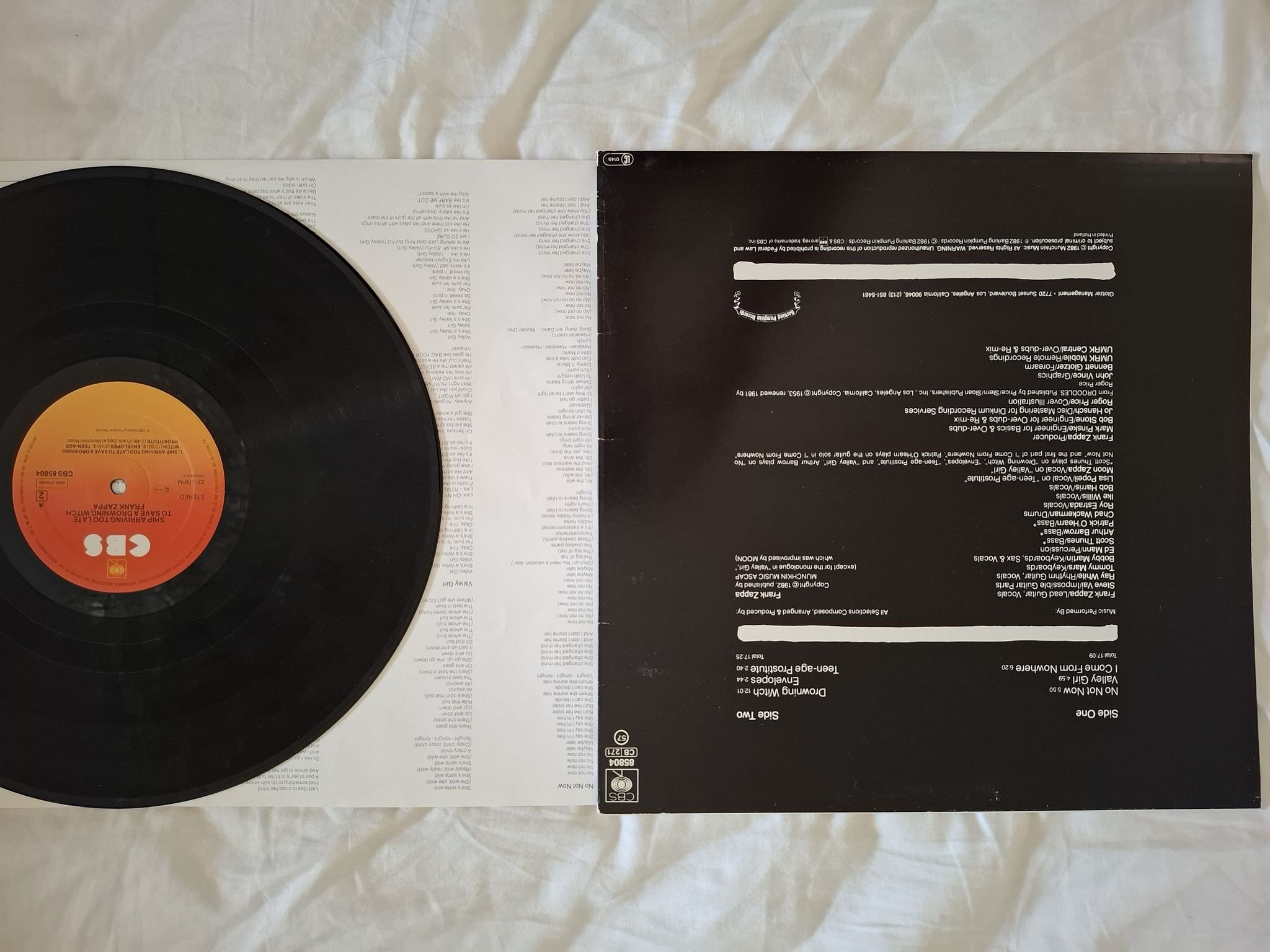 Omslagsbild för skivan ZAPPA ship arriving too late to save a drowning witch LP -82 85804 CBS