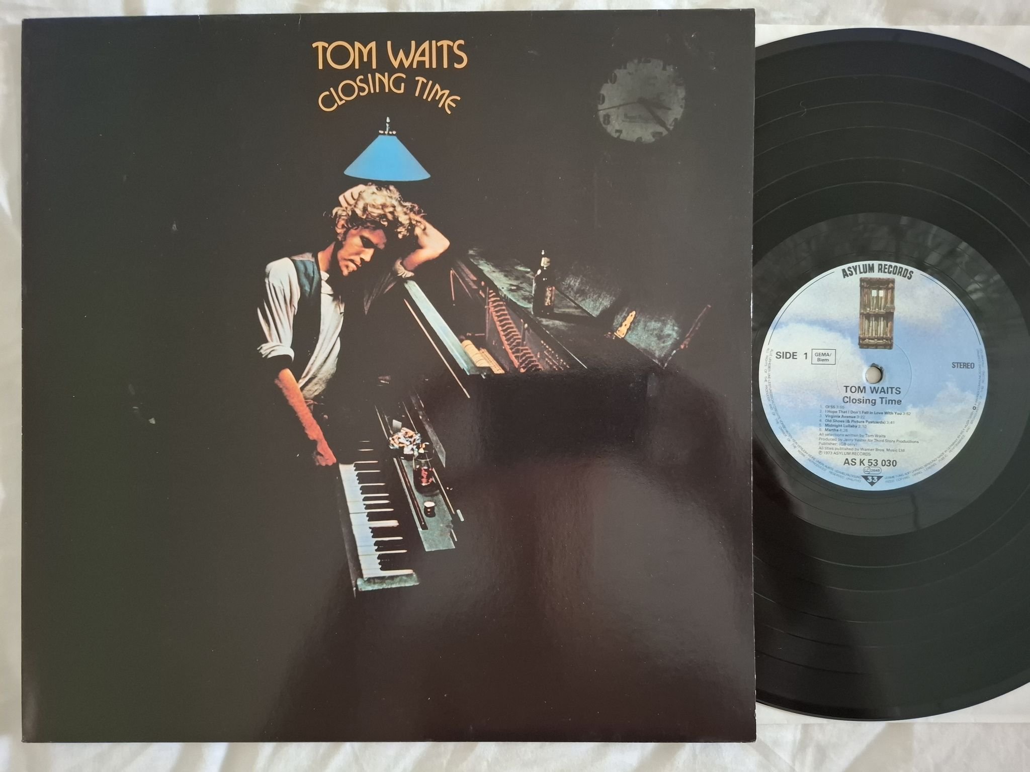 Omslagsbild för skivan TOM WAITS closing time LP -79 AS 53030 Asylum Records