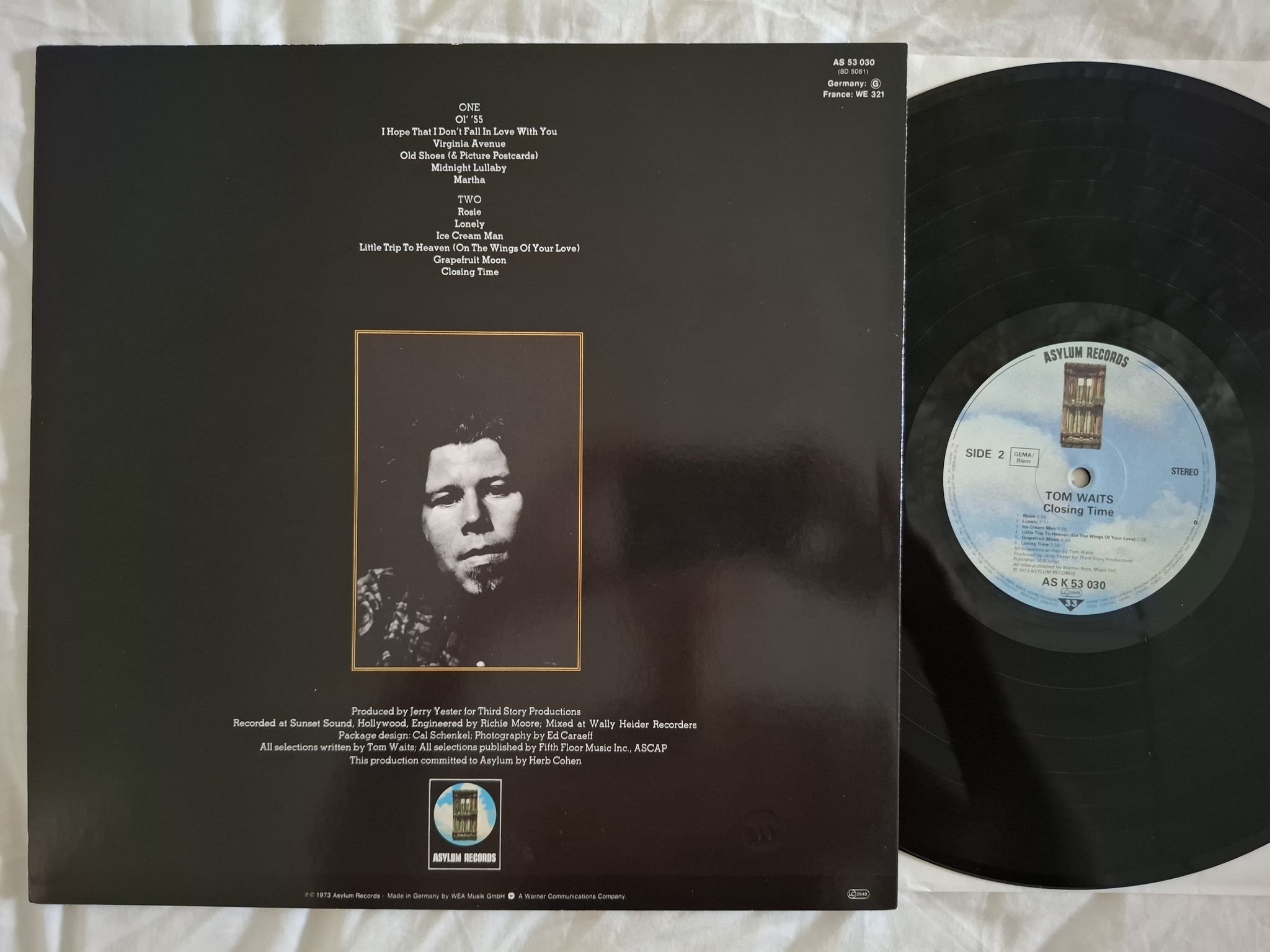 Omslagsbild för skivan TOM WAITS closing time LP -79 AS 53030 Asylum Records