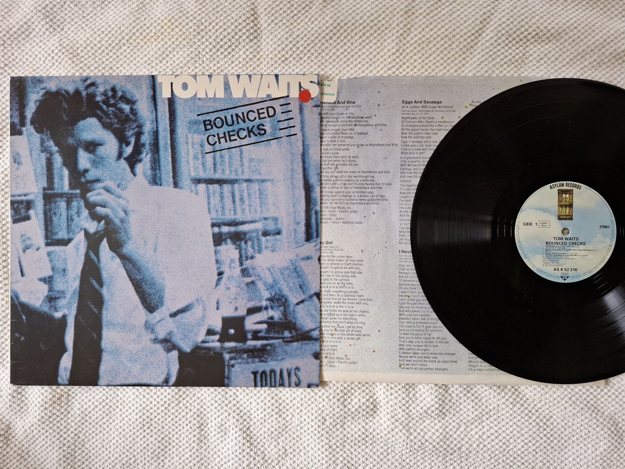 Omslagsbild för skivan TOM WAITS bounced checks LP -81 AS K 52 316 Asylum Records