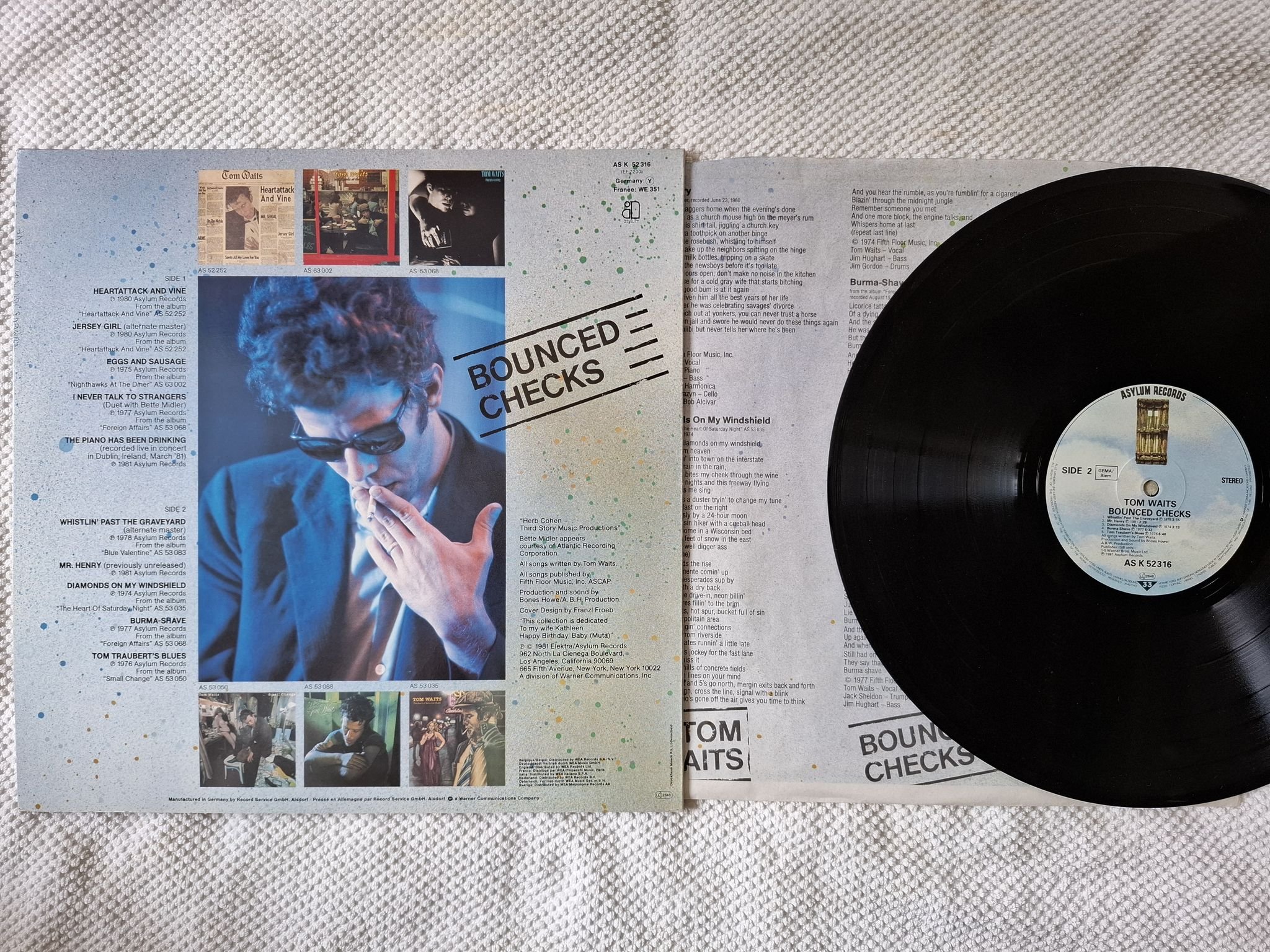 Omslagsbild för skivan TOM WAITS bounced checks LP -81 AS K 52 316 Asylum Records