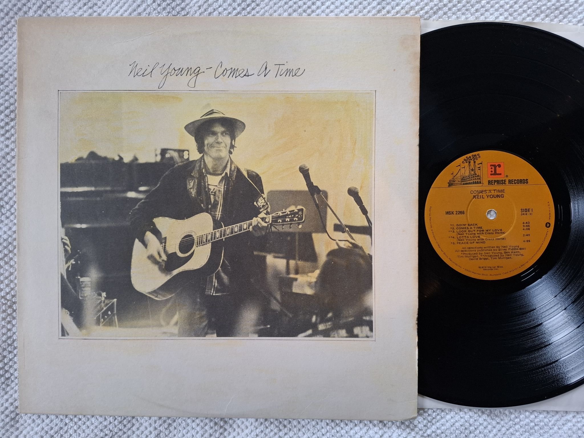 Omslagsbild för skivan NEIL YOUNG comes a time LP -78 Reprise Records MSK 2266