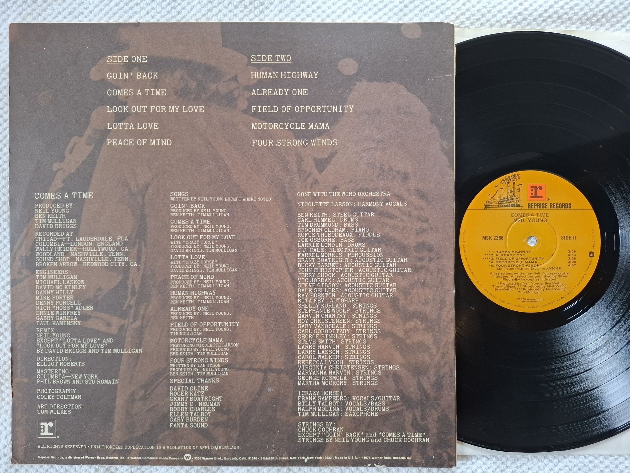 Omslagsbild för skivan NEIL YOUNG comes a time LP -78 Reprise Records MSK 2266