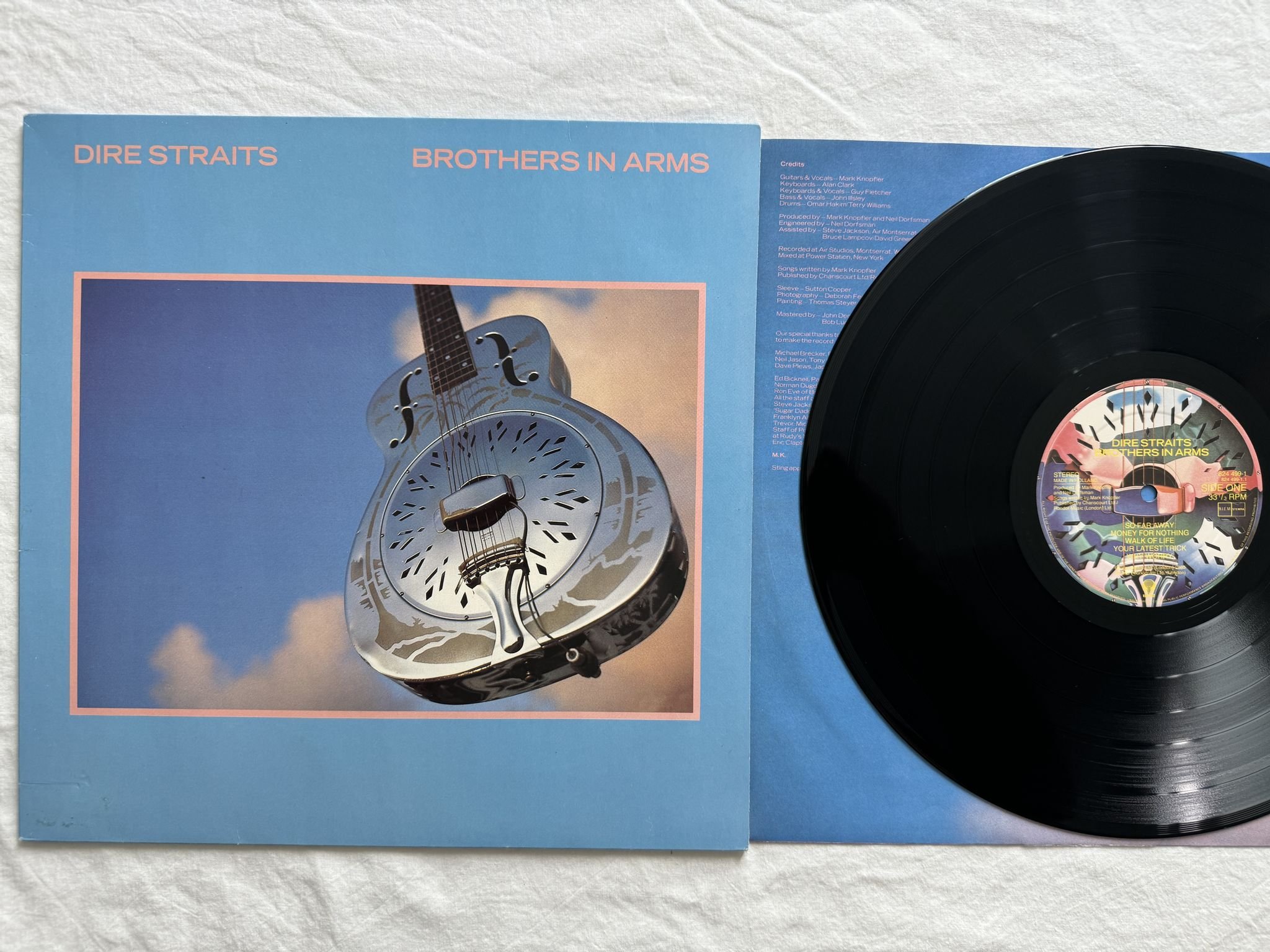 Omslagsbild för skivan DIRE STRAITS brothers in arms LP -85 824 499-1 Vertigo