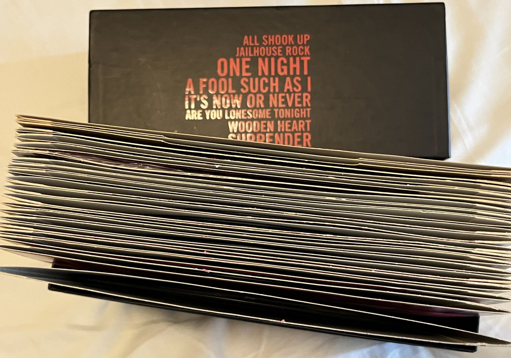 Omslagsbild för skivan ELVIS PRESLEY 18 UK #1s 10" BOX SET 2005 UK rca 82876666561