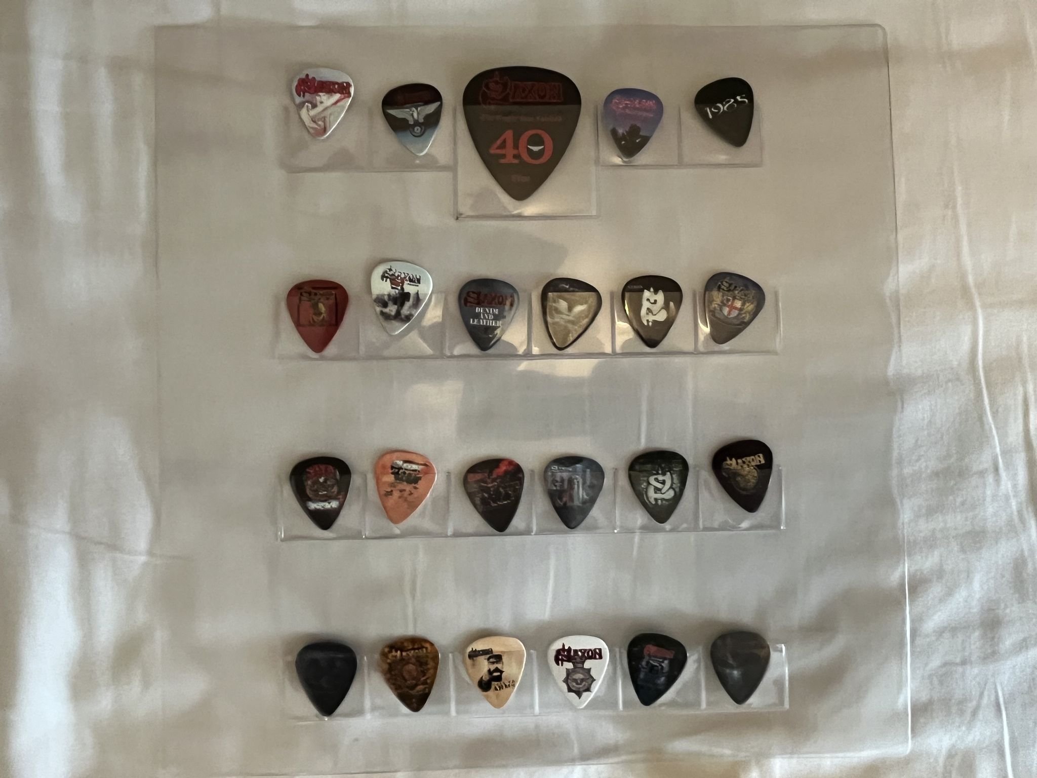 Omslagsbild för skivan SAXON The Eagle Has Landed 40 Live 5xLP box 2019 silver lining music SLM076P