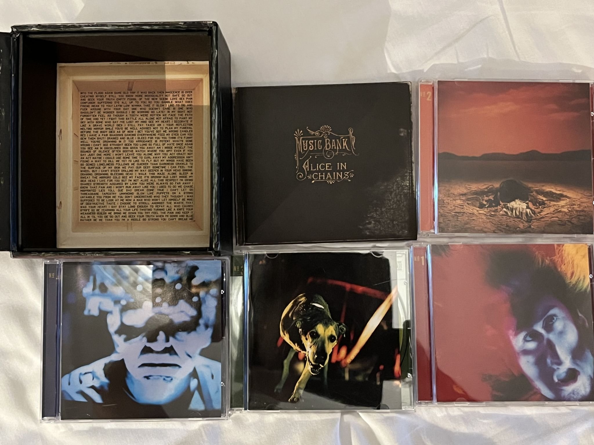 Omslagsbild för skivan Alice In Chains – Music Bank 3xCD 1 CD-ROM box -99 COLUMBIA CK 69582