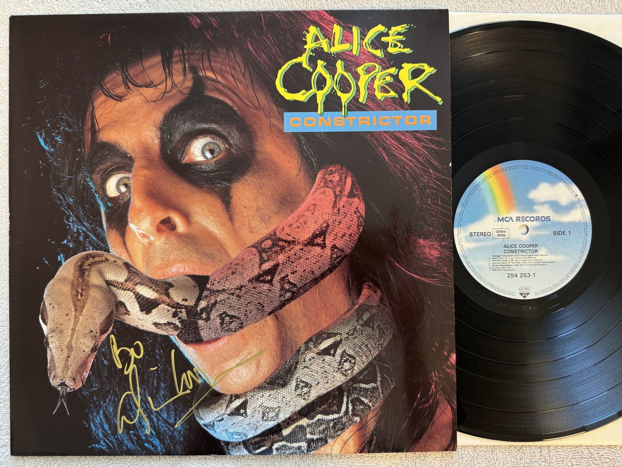 Omslagsbild för skivan ALICE COOPER constrictor LP -86 Ger MCA-5761 *** SIGNED BY ALICE ***