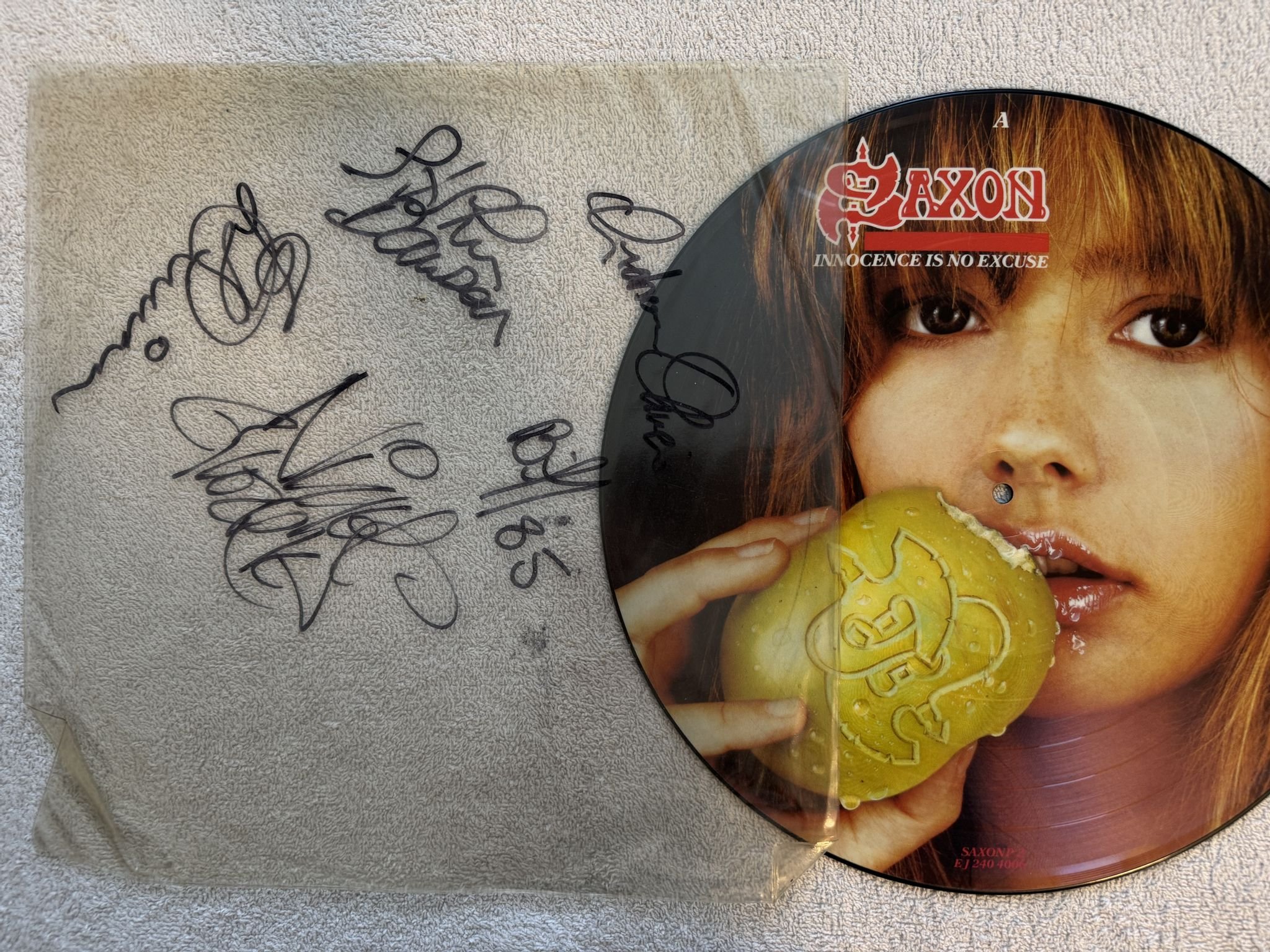 Omslagsbild för skivan SAXON Innocence Is No Excuse 12" picture disc SAXONP 2 ** signed outer sleeve **