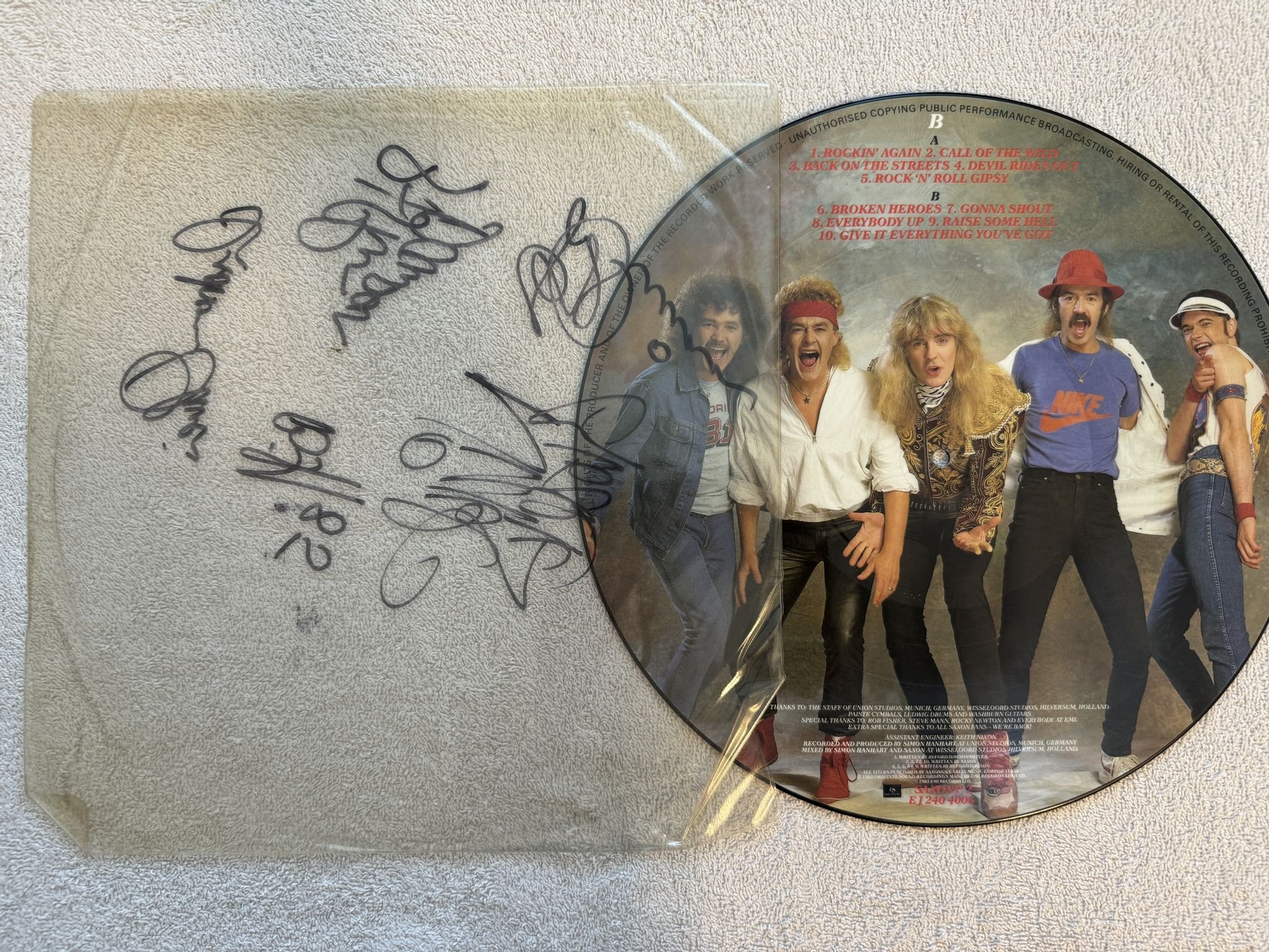 Omslagsbild för skivan SAXON Innocence Is No Excuse 12" picture disc SAXONP 2 ** signed outer sleeve **