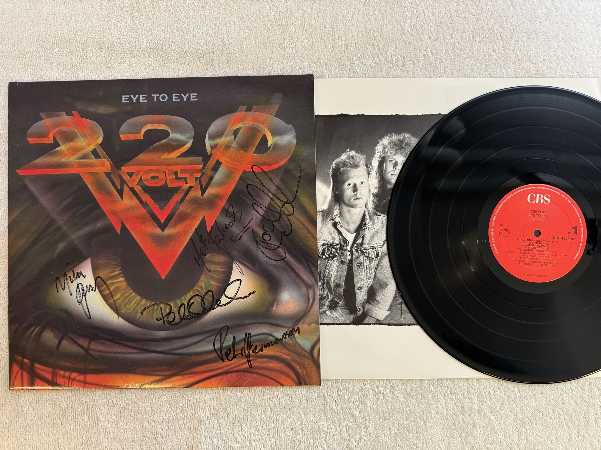 Omslagsbild för skivan 220 VOLT eye to eye LP -88 CBS 460906 1 *** SIGNED BY ALL MEMBERS ***
