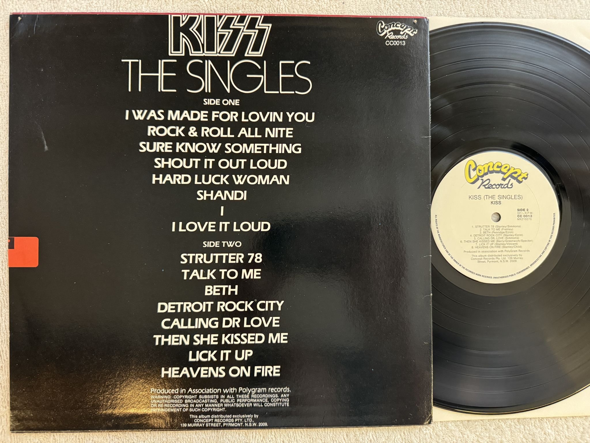 Omslagsbild för skivan KISS the singles LP -85 Australia CONCEPT CC 0013 *** Rare compilation ***