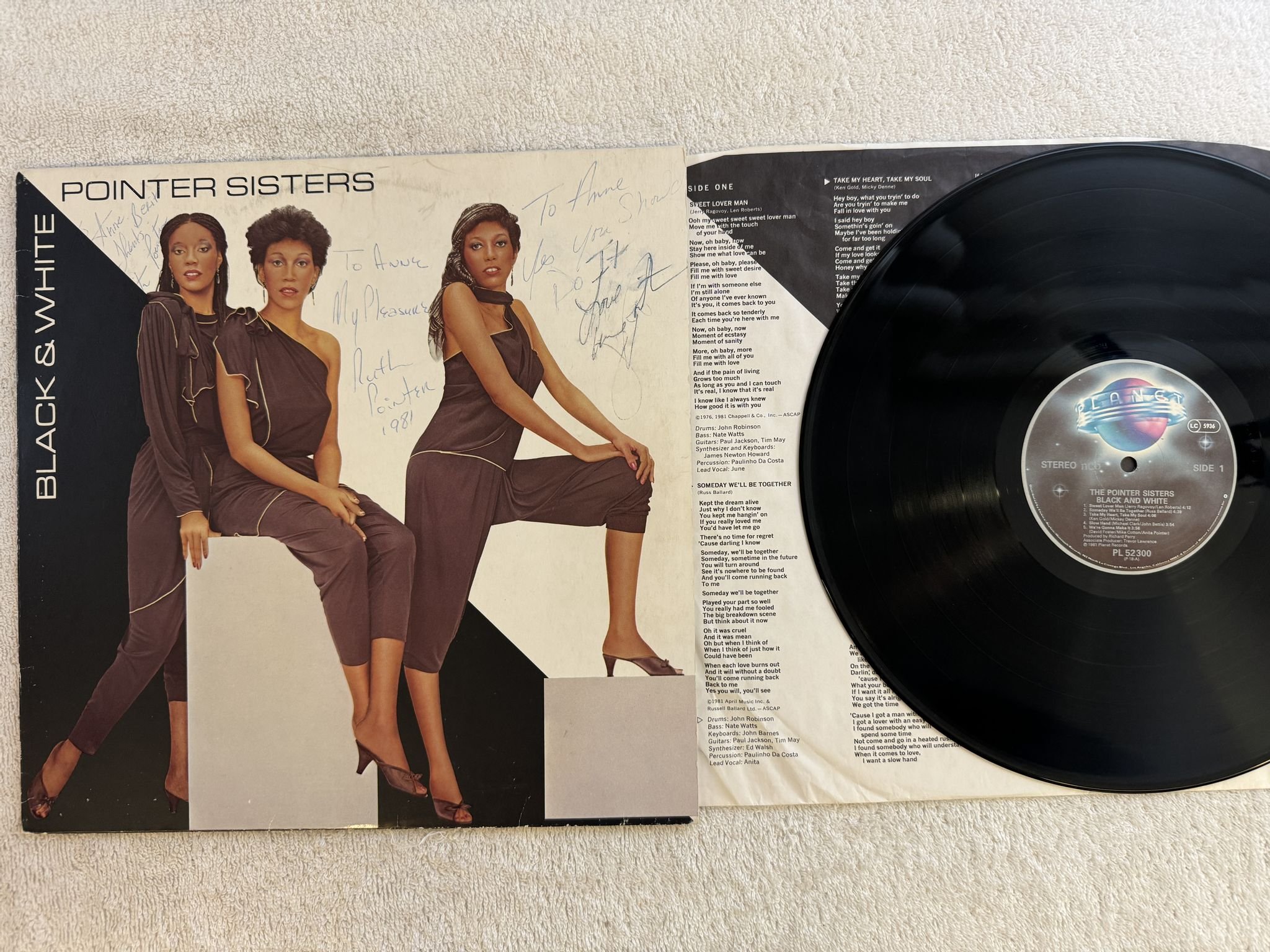 Omslagsbild för skivan POINTER SISTERS black & white LP -81 ncb PLANET PL 52300 ** SIGNED BY ALL 3 **