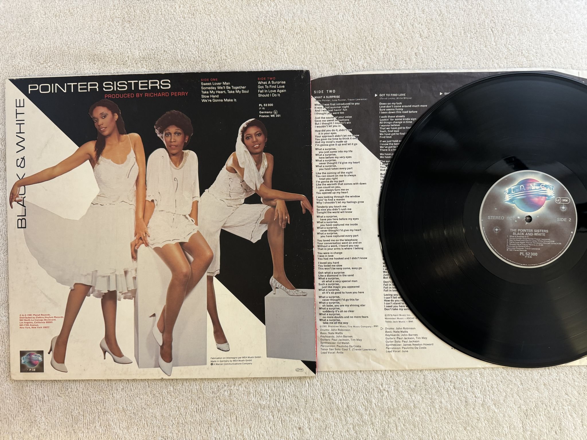 Omslagsbild för skivan POINTER SISTERS black & white LP -81 ncb PLANET PL 52300 ** SIGNED BY ALL 3 **