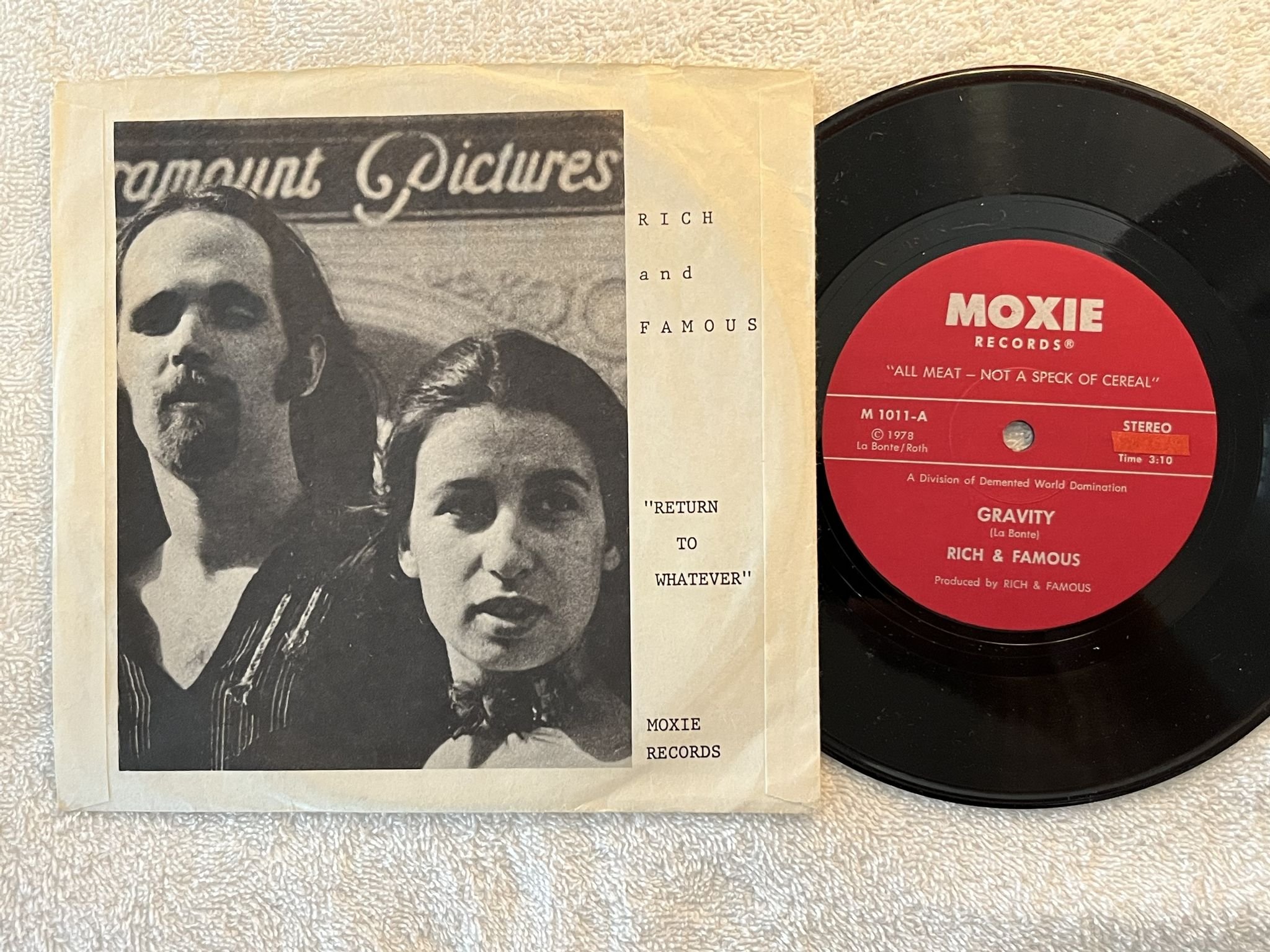 Omslagsbild för skivan RICH & FAMOUS Gravity 7" -78 US MOXIE M 1011 * Abstract Rock *