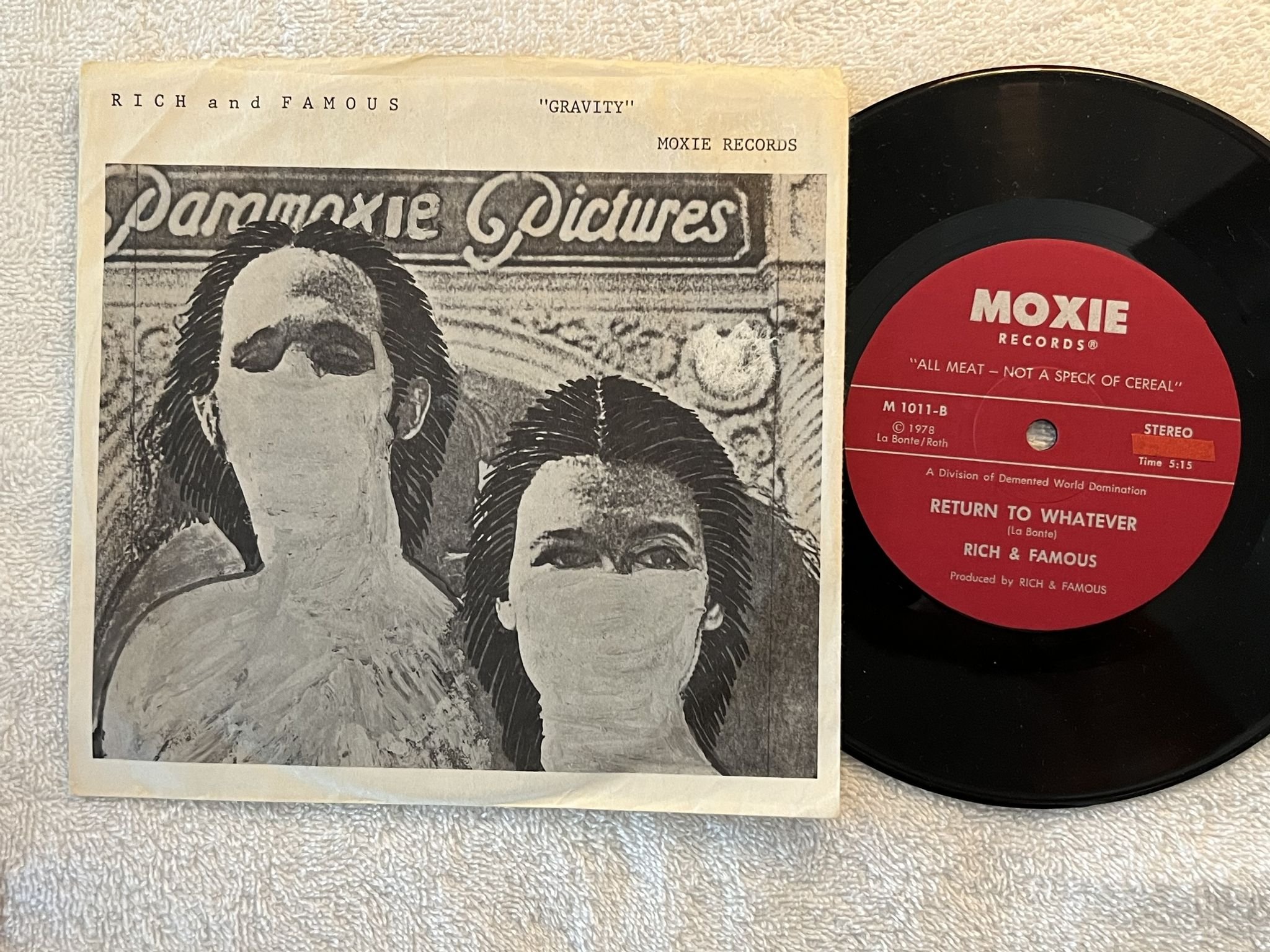 Omslagsbild för skivan RICH & FAMOUS Gravity 7" -78 US MOXIE M 1011 * Abstract Rock *