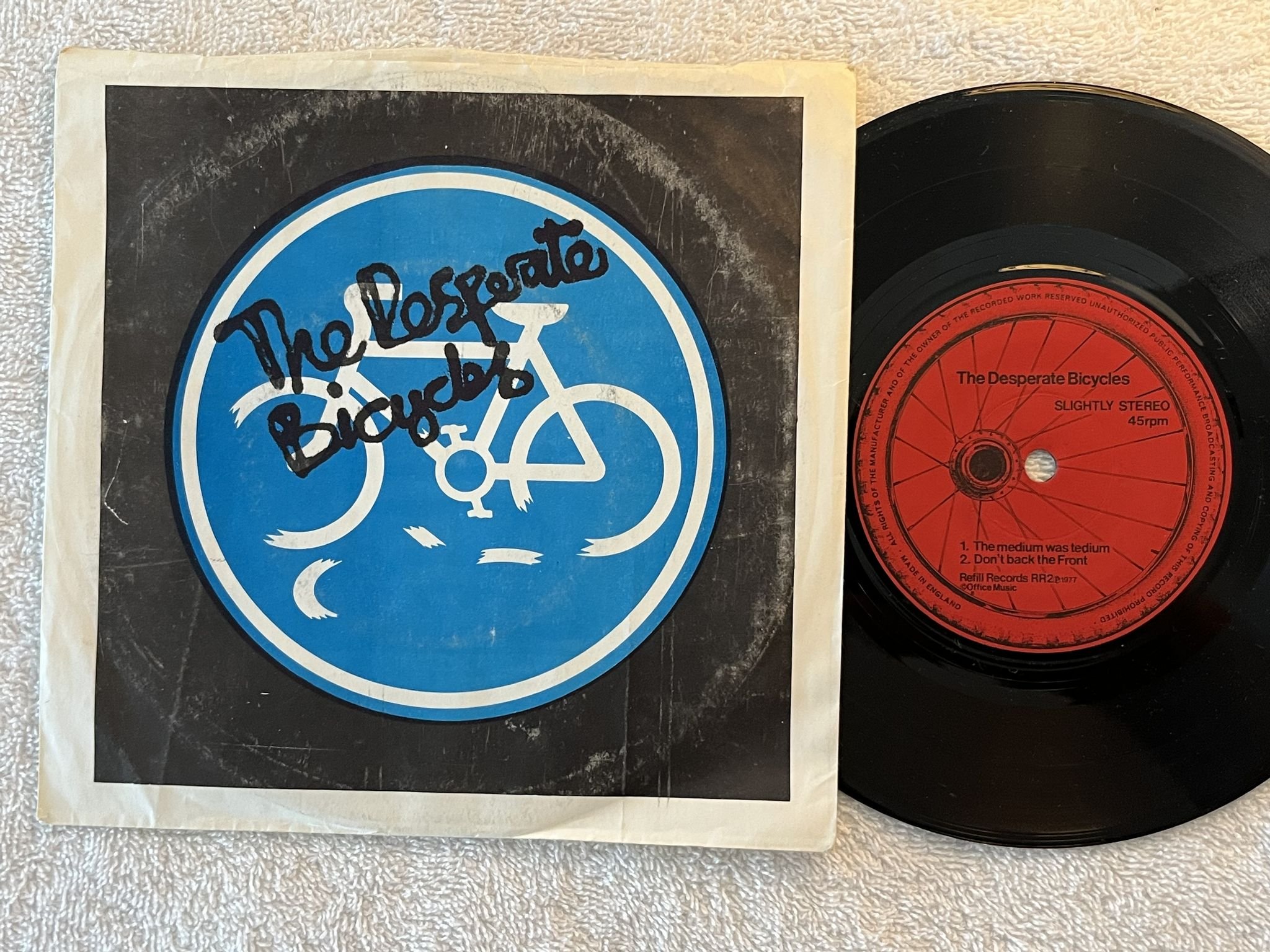 Omslagsbild för skivan THE DESPERATE BICYCLES The Medium Was Tedium 7" -77 UK REFILL RR2 ** GARAGE **