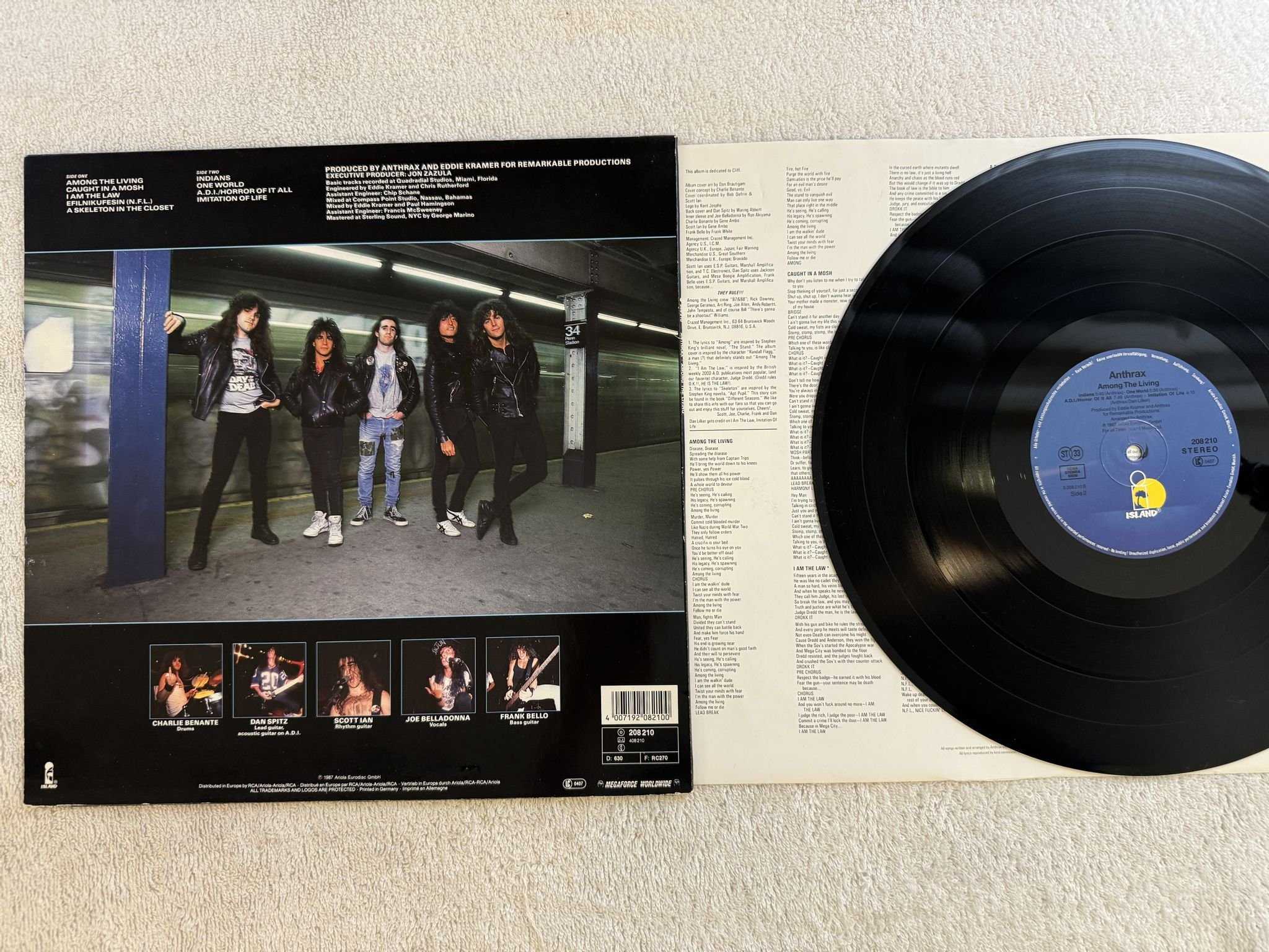 Omslagsbild för skivan ANTHRAX among the living LP -87 ISLAND 208210 *** SIGNED COVER ***
