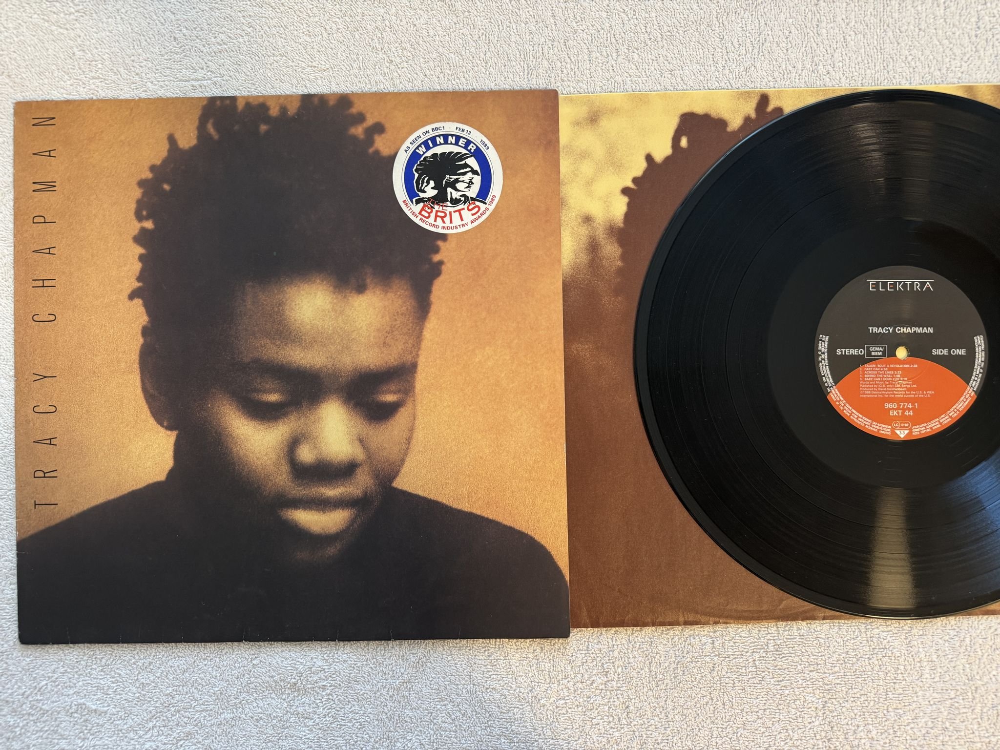 Omslagsbild för skivan TRACY CHAPMAN s/t LP -88 ELEKTRA 960774-1 *** CLASSIC ***