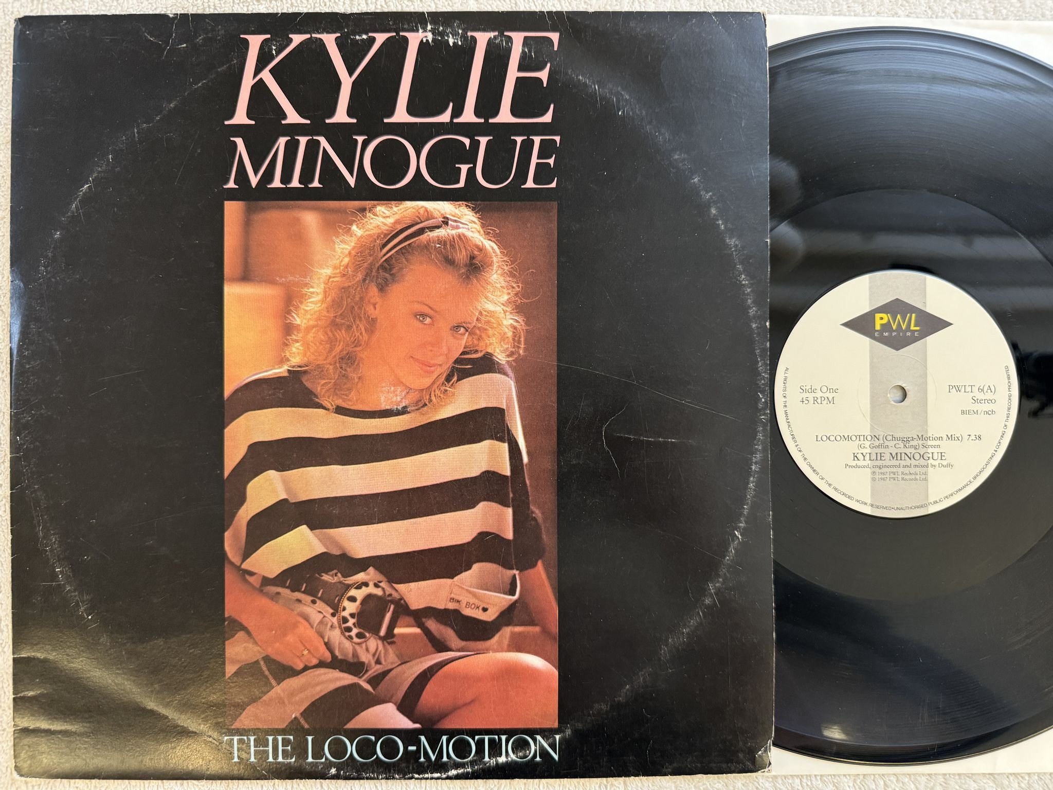 Omslagsbild för skivan KYLIE MINOGUE the loco-motion 12" -87 ncb PWL PWLT 6 *** Very Rare ***