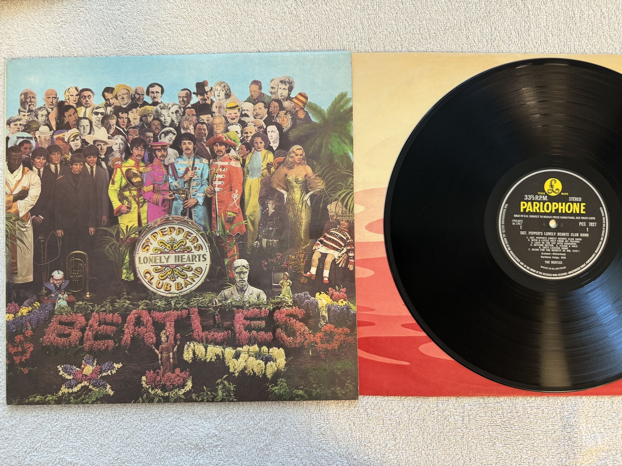 Omslagsbild för skivan THE BEATLES Sgt Peppers lonely heart club band LP -67 UK PARLOPHONE PCS 7027
