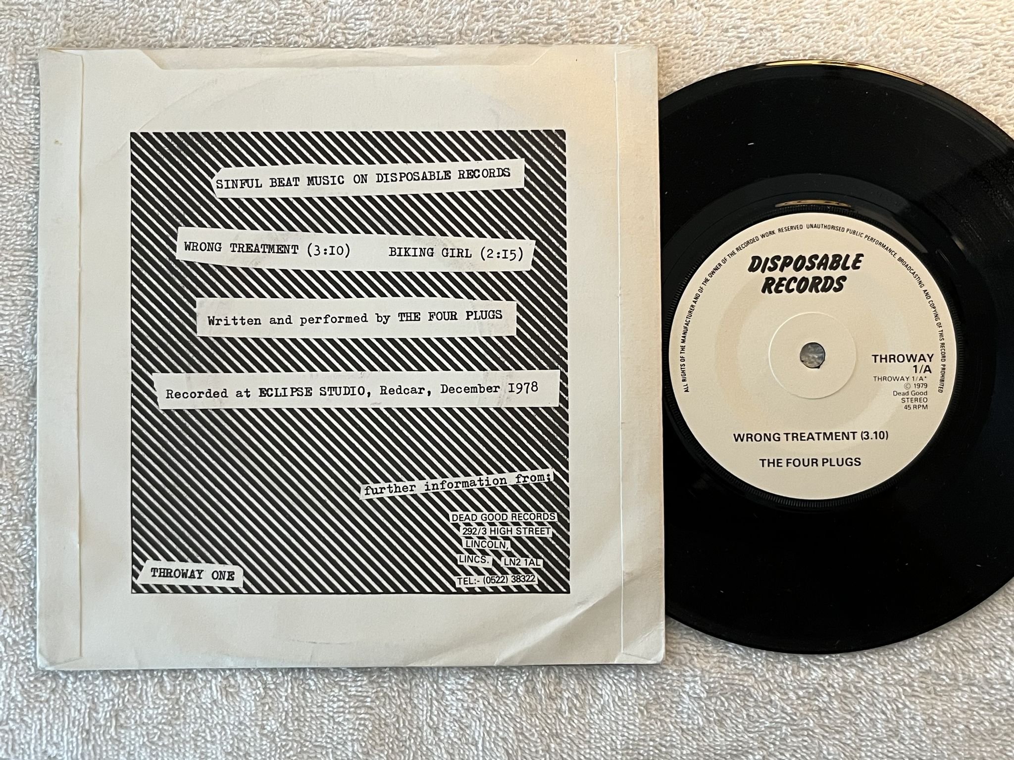 Omslagsbild för skivan THE FOUR PLUGS Wrong Treatment 7" -79 UK disposable THROWAY 1 ** Art Rock **