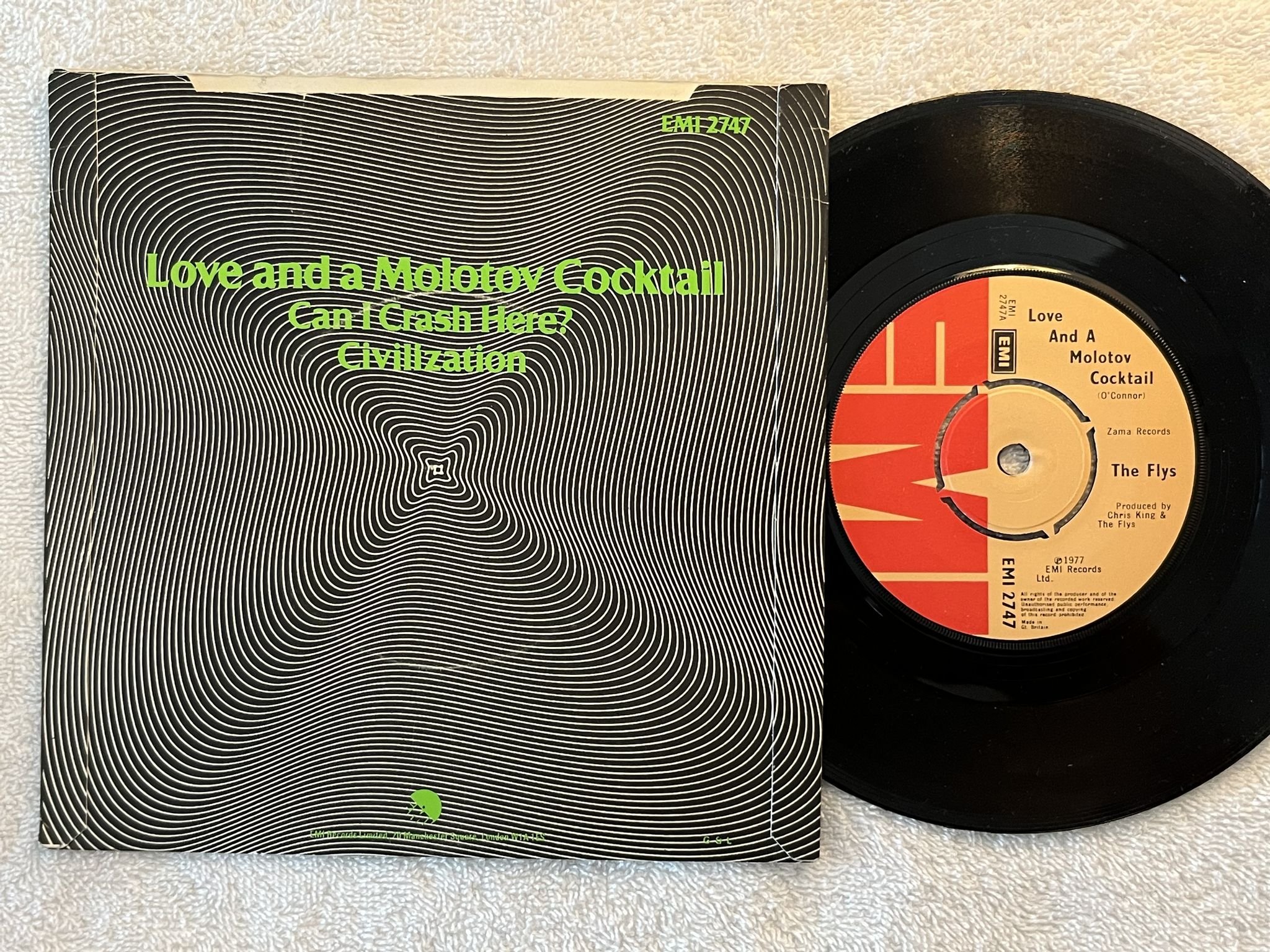 Omslagsbild för skivan THE FLYS Love And A Molotov Cocktail 7" -78 UK EMI 2747 ** Punk Rpck **