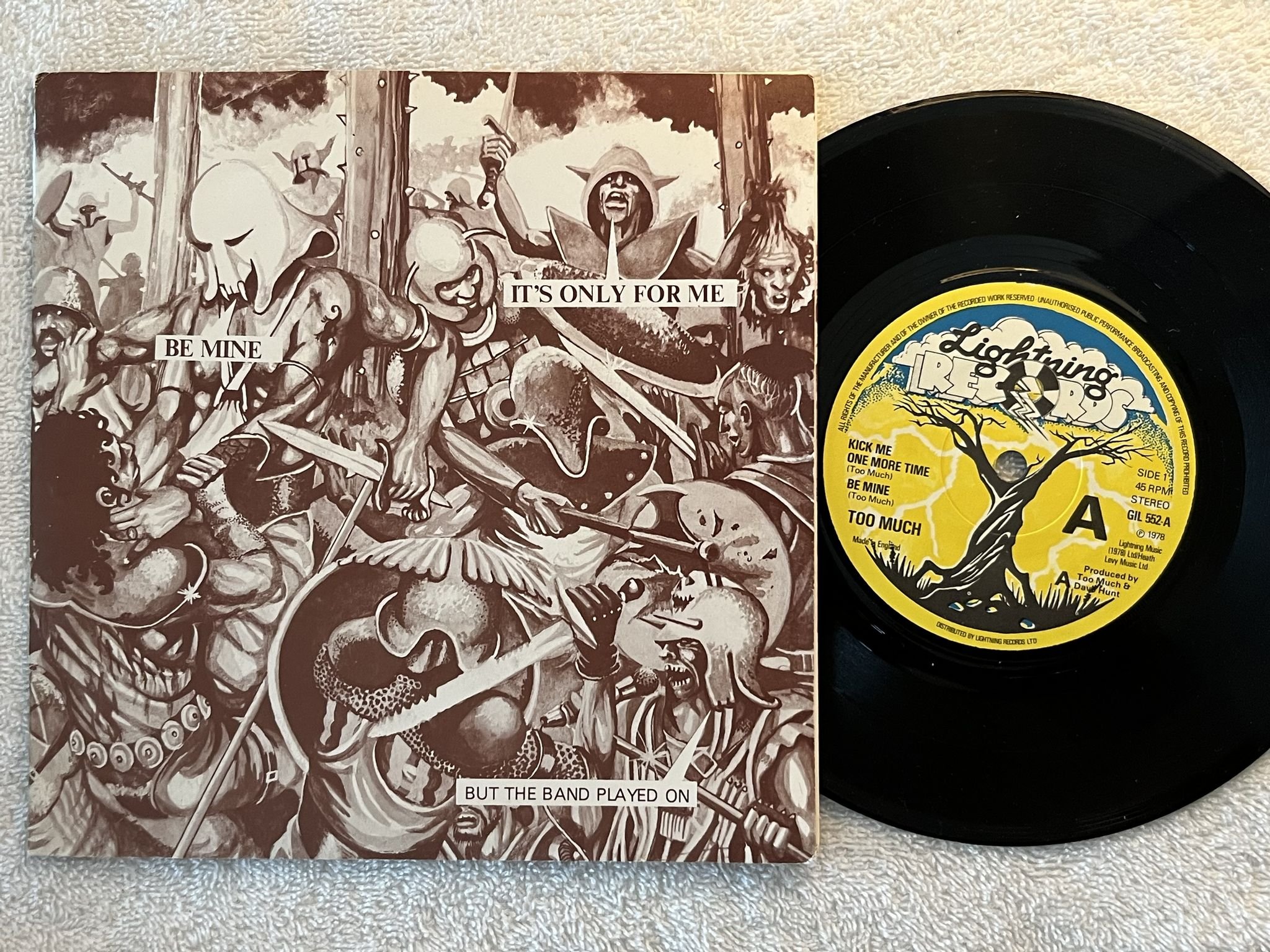 Omslagsbild för skivan TOO MUCH Kick Me One More Time 7" -79 UK LIGHTNING GIL 552 ** Punk Rock **