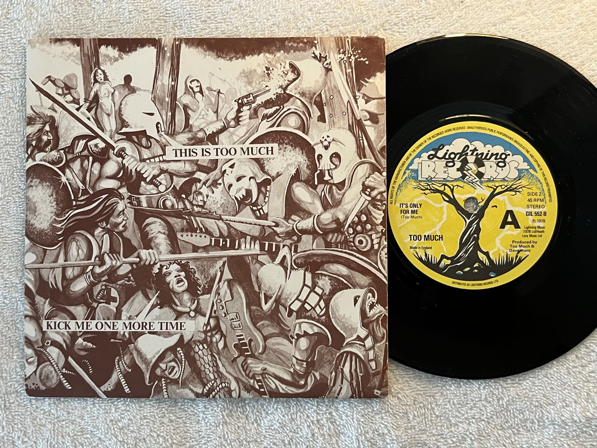 Omslagsbild för skivan TOO MUCH Kick Me One More Time 7" -79 UK LIGHTNING GIL 552 ** Punk Rock **